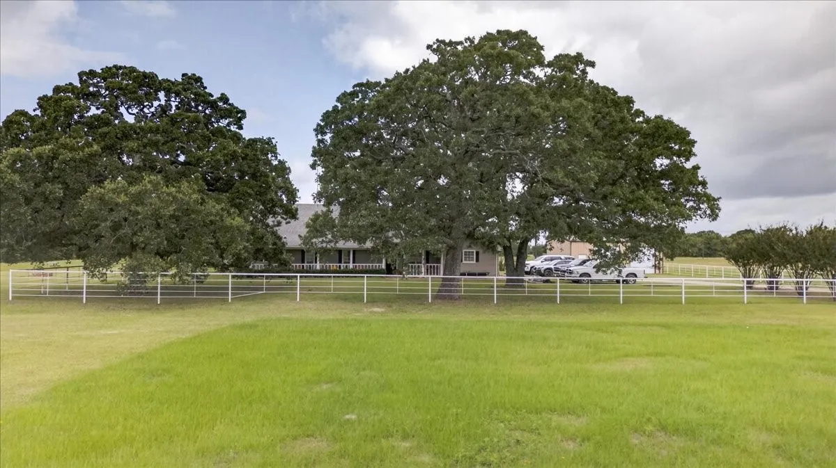 Single Family Residence For Sale in Kaufman County , 16140 County Road 4009, Mabank, Texas 75147, 4 Bedroom, 3 Bathroom, 2 Garage spaces, 3,161 Sqft, built in 1997, mls#21304523, Real Estate Agent in Mabank, Homes For Sale in Kaufman county, Homes For Sale in Mabank, Realtor in Mabank Texas, Real Estate Brokerage Independent Realty Texas, Luminita Cordes Realtor
