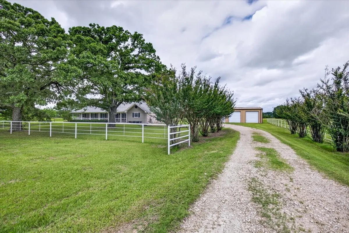 Single Family Residence For Sale in Kaufman County , 16140 County Road 4009, Mabank, Texas 75147, 4 Bedroom, 3 Bathroom, 2 Garage spaces, 3,161 Sqft, built in 1997, mls#21304523, Real Estate Agent in Mabank, Homes For Sale in Kaufman county, Homes For Sale in Mabank, Realtor in Mabank Texas, Real Estate Brokerage Independent Realty Texas, Luminita Cordes Realtor