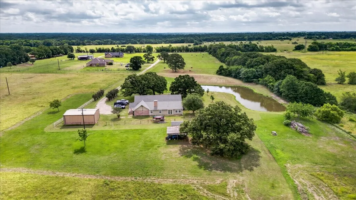 Single Family Residence For Sale in Kaufman County , 16140 County Road 4009, Mabank, Texas 75147, 4 Bedroom, 3 Bathroom, 2 Garage spaces, 3,161 Sqft, built in 1997, mls#21304523, Real Estate Agent in Mabank, Homes For Sale in Kaufman county, Homes For Sale in Mabank, Realtor in Mabank Texas, Real Estate Brokerage Independent Realty Texas, Luminita Cordes Realtor