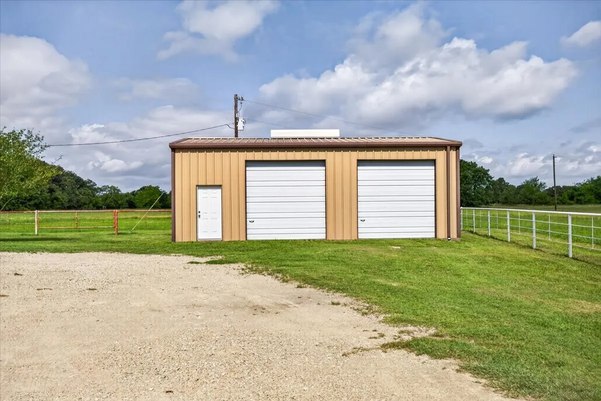 Single Family Residence For Sale in Kaufman County , 16140 County Road 4009, Mabank, Texas 75147, 4 Bedroom, 3 Bathroom, 2 Garage spaces, 3,161 Sqft, built in 1997, mls#21304523, Real Estate Agent in Mabank, Homes For Sale in Kaufman county, Homes For Sale in Mabank, Realtor in Mabank Texas, Real Estate Brokerage Independent Realty Texas, Luminita Cordes Realtor
