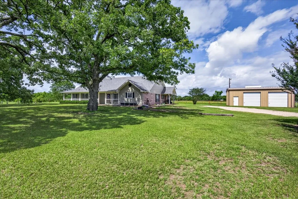 Single Family Residence For Sale in Kaufman County , 16140 County Road 4009, Mabank, Texas 75147, 4 Bedroom, 3 Bathroom, 2 Garage spaces, 3,161 Sqft, built in 1997, mls#21304523, Real Estate Agent in Mabank, Homes For Sale in Kaufman county, Homes For Sale in Mabank, Realtor in Mabank Texas, Real Estate Brokerage Independent Realty Texas, Luminita Cordes Realtor