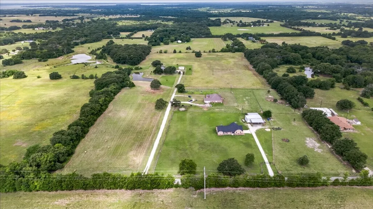 Single Family Residence For Sale in Kaufman County , 16140 County Road 4009, Mabank, Texas 75147, 4 Bedroom, 3 Bathroom, 2 Garage spaces, 3,161 Sqft, built in 1997, mls#21304523, Real Estate Agent in Mabank, Homes For Sale in Kaufman county, Homes For Sale in Mabank, Realtor in Mabank Texas, Real Estate Brokerage Independent Realty Texas, Luminita Cordes Realtor