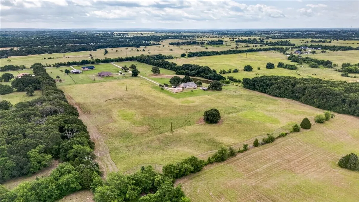 Single Family Residence For Sale in Kaufman County , 16140 County Road 4009, Mabank, Texas 75147, 4 Bedroom, 3 Bathroom, 2 Garage spaces, 3,161 Sqft, built in 1997, mls#21304523, Real Estate Agent in Mabank, Homes For Sale in Kaufman county, Homes For Sale in Mabank, Realtor in Mabank Texas, Real Estate Brokerage Independent Realty Texas, Luminita Cordes Realtor