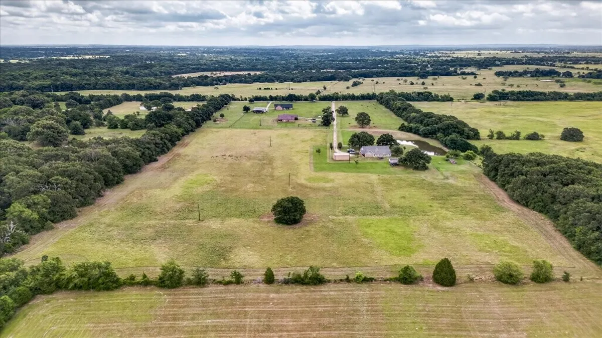 Single Family Residence For Sale in Kaufman County , 16140 County Road 4009, Mabank, Texas 75147, 4 Bedroom, 3 Bathroom, 2 Garage spaces, 3,161 Sqft, built in 1997, mls#21304523, Real Estate Agent in Mabank, Homes For Sale in Kaufman county, Homes For Sale in Mabank, Realtor in Mabank Texas, Real Estate Brokerage Independent Realty Texas, Luminita Cordes Realtor