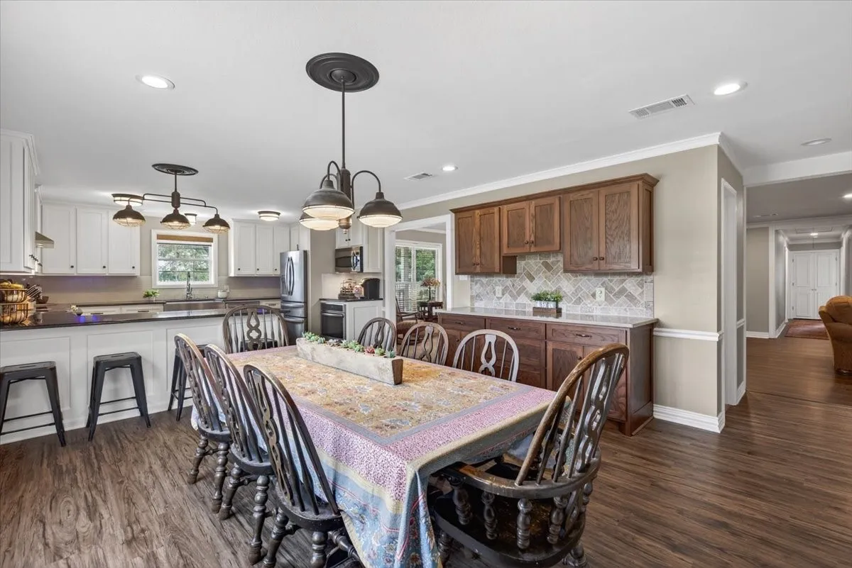 Single Family Residence For Sale in Kaufman County , 16140 County Road 4009, Mabank, Texas 75147, 4 Bedroom, 3 Bathroom, 2 Garage spaces, 3,161 Sqft, built in 1997, mls#21304523, Real Estate Agent in Mabank, Homes For Sale in Kaufman county, Homes For Sale in Mabank, Realtor in Mabank Texas, Real Estate Brokerage Independent Realty Texas, Luminita Cordes Realtor
