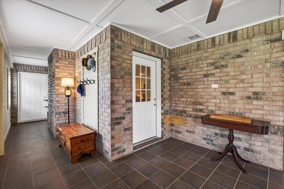 Single Family Residence For Sale in Kaufman County , 16140 County Road 4009, Mabank, Texas 75147, 4 Bedroom, 3 Bathroom, 2 Garage spaces, 3,161 Sqft, built in 1997, mls#21304523, Real Estate Agent in Mabank, Homes For Sale in Kaufman county, Homes For Sale in Mabank, Realtor in Mabank Texas, Real Estate Brokerage Independent Realty Texas, Luminita Cordes Realtor