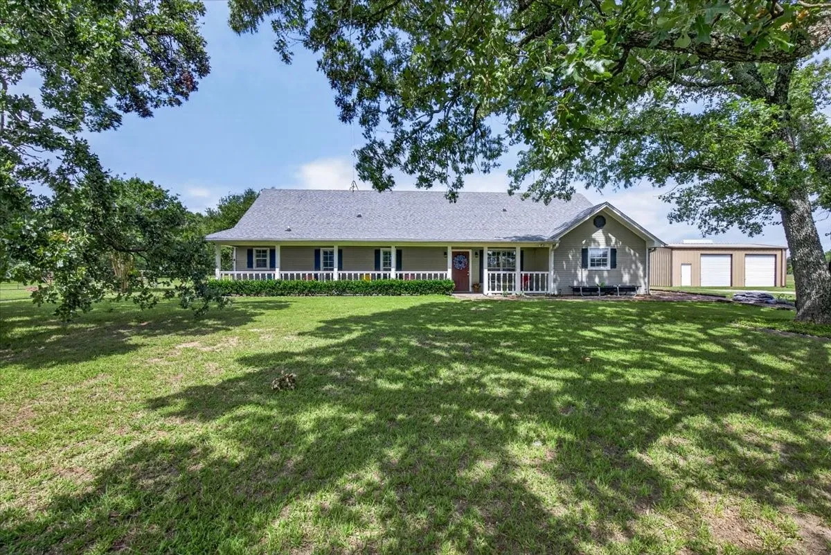 Single Family Residence For Sale in Kaufman County , 16140 County Road 4009, Mabank, Texas 75147, 4 Bedroom, 3 Bathroom, 2 Garage spaces, 3,161 Sqft, built in 1997, mls#21304523, Real Estate Agent in Mabank, Homes For Sale in Kaufman county, Homes For Sale in Mabank, Realtor in Mabank Texas, Real Estate Brokerage Independent Realty Texas, Luminita Cordes Realtor