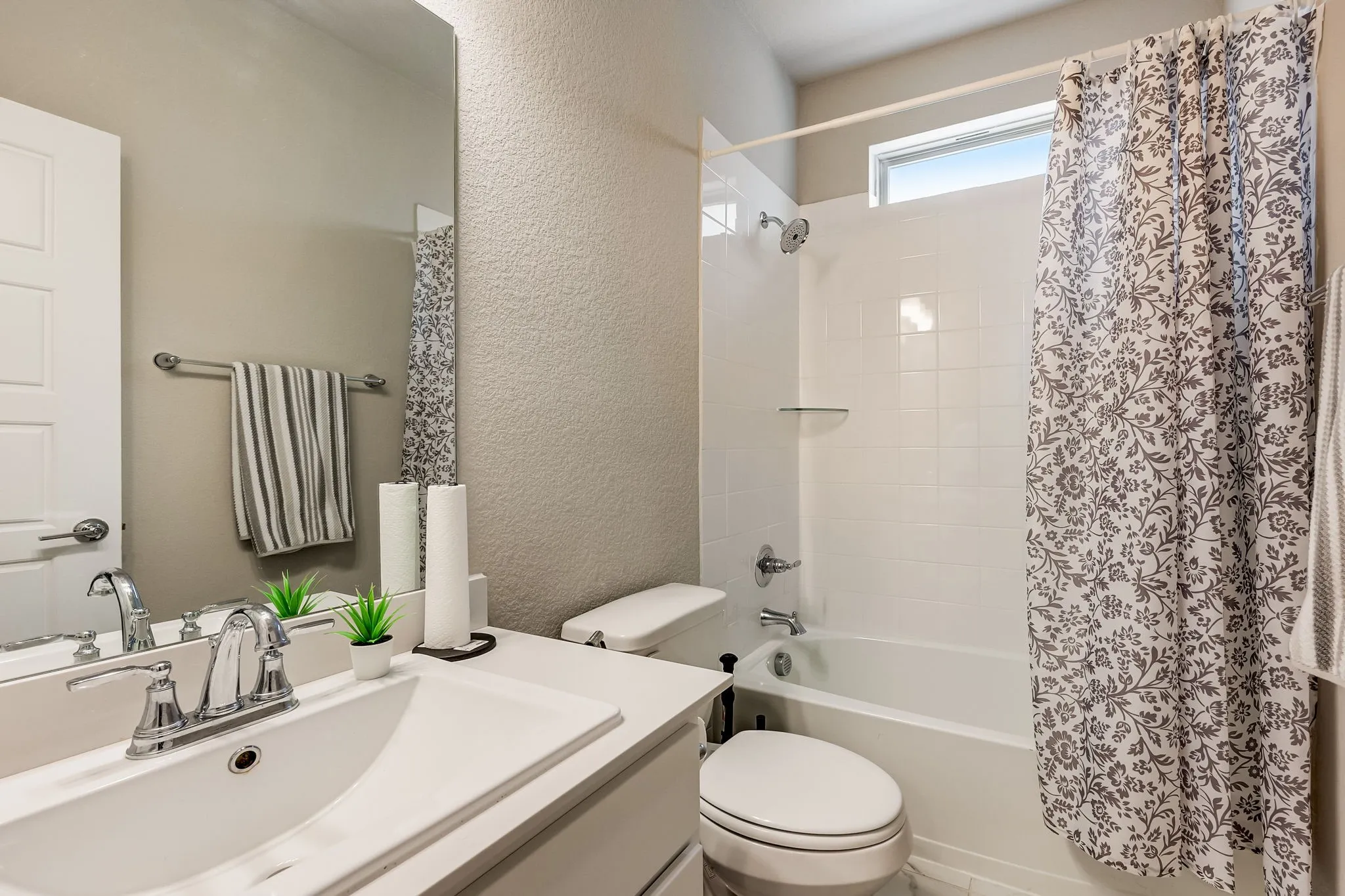 Single Family Residence For Sale in Tarrant County , 10628 Tonkala Drive, Fort Worth, Texas 76179, 5 Bedroom, 4 Bathroom, 2 Garage spaces, 3,594 Sqft, built in 2022, mls#21301984, Real Estate Agent in Fort Worth, Homes For Sale in Tarrant county, Homes For Sale in Fort Worth, Realtor in Fort Worth Texas, Real Estate Brokerage Independent Realty Texas, Luminita Cordes Realtor