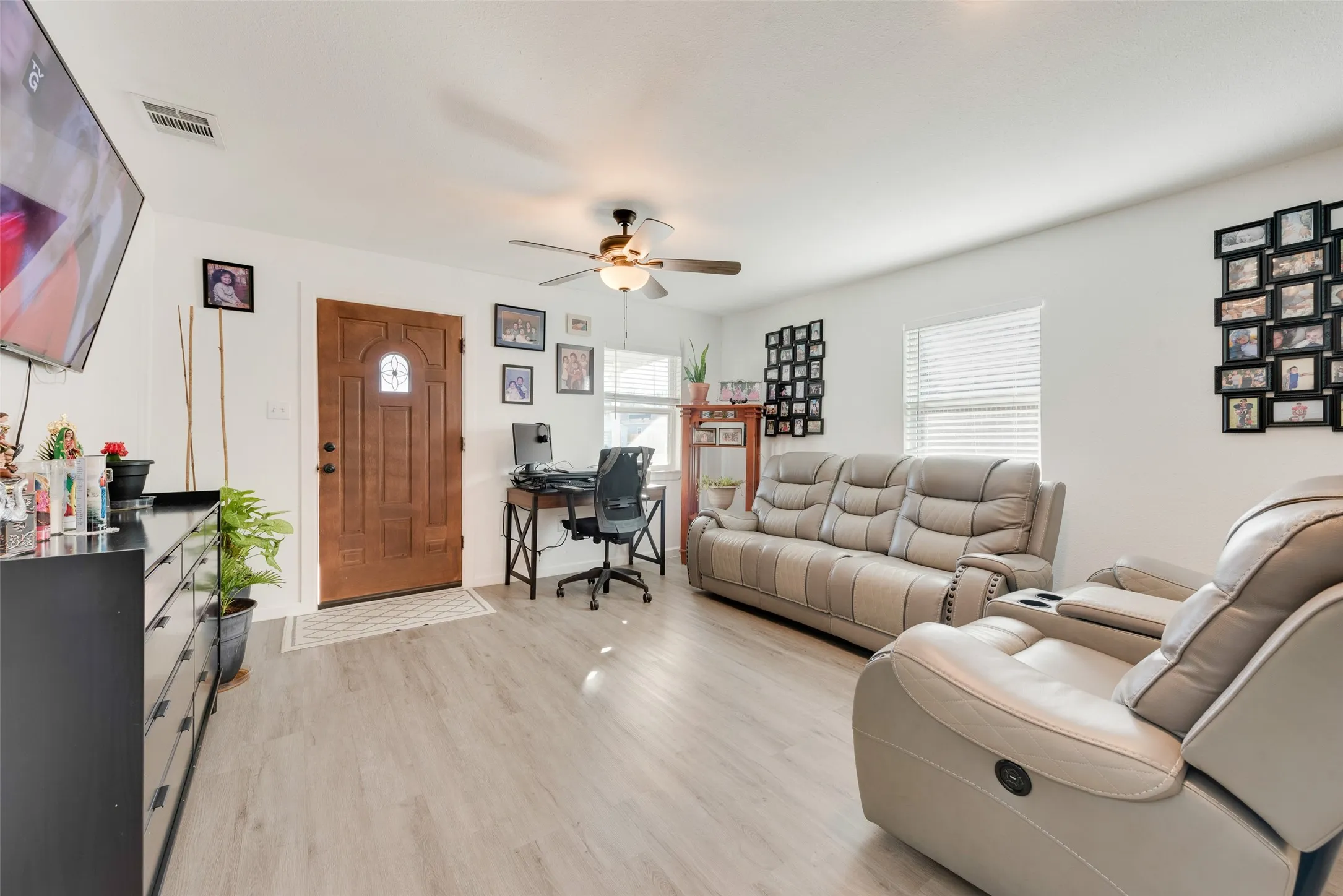 Single Family Residence For Sale in Tarrant County , 5508 Diaz Avenue, Fort Worth, Texas 76107, 2 Bedroom, 1 Bathroom, Garage spaces, 831 Sqft, built in 1945, mls#21303649, Real Estate Agent in Fort Worth, Homes For Sale in Tarrant county, Homes For Sale in Fort Worth, Realtor in Fort Worth Texas, Real Estate Brokerage Independent Realty Texas, Luminita Cordes Realtor