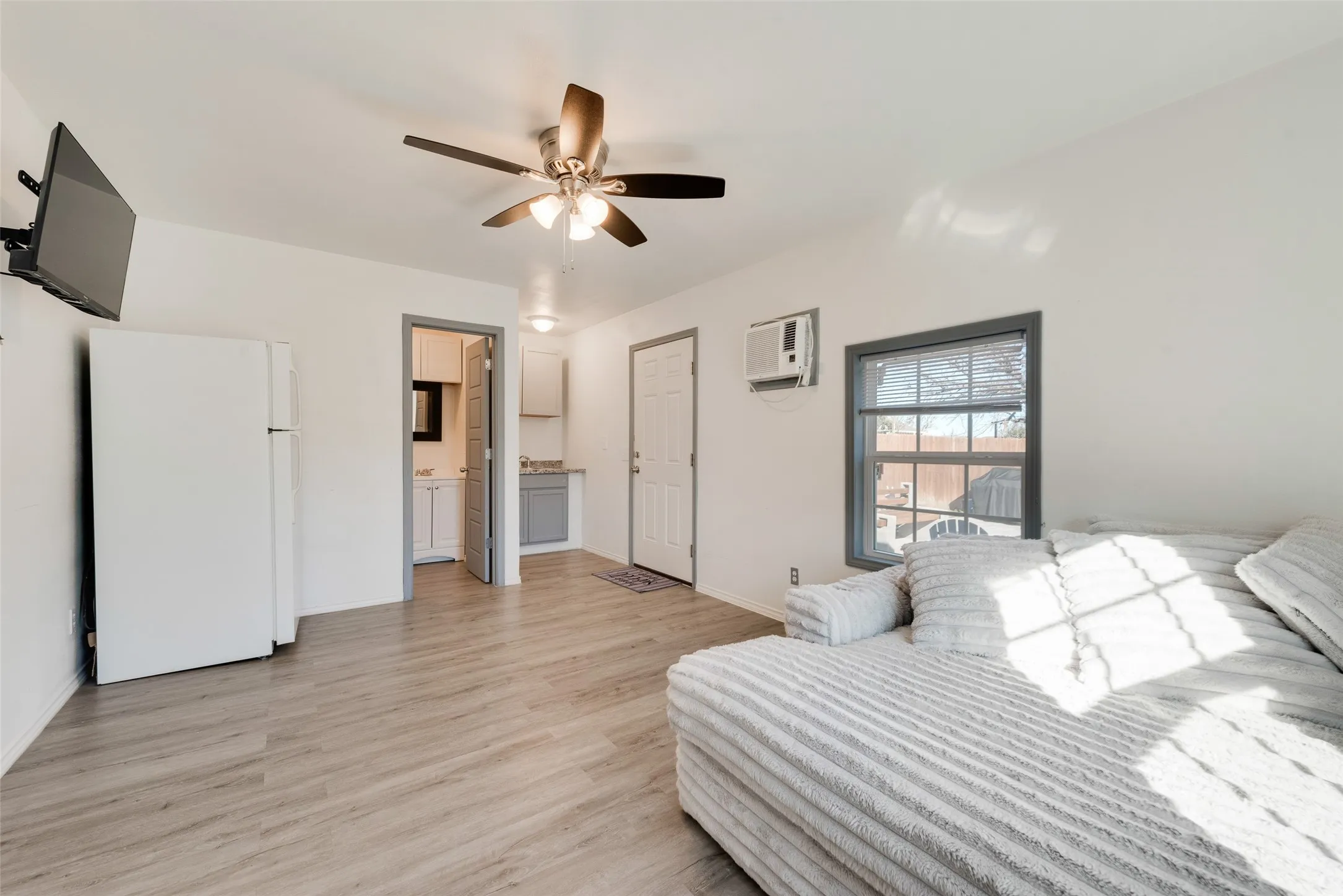 Single Family Residence For Sale in Tarrant County , 5508 Diaz Avenue, Fort Worth, Texas 76107, 2 Bedroom, 1 Bathroom, Garage spaces, 831 Sqft, built in 1945, mls#21303649, Real Estate Agent in Fort Worth, Homes For Sale in Tarrant county, Homes For Sale in Fort Worth, Realtor in Fort Worth Texas, Real Estate Brokerage Independent Realty Texas, Luminita Cordes Realtor