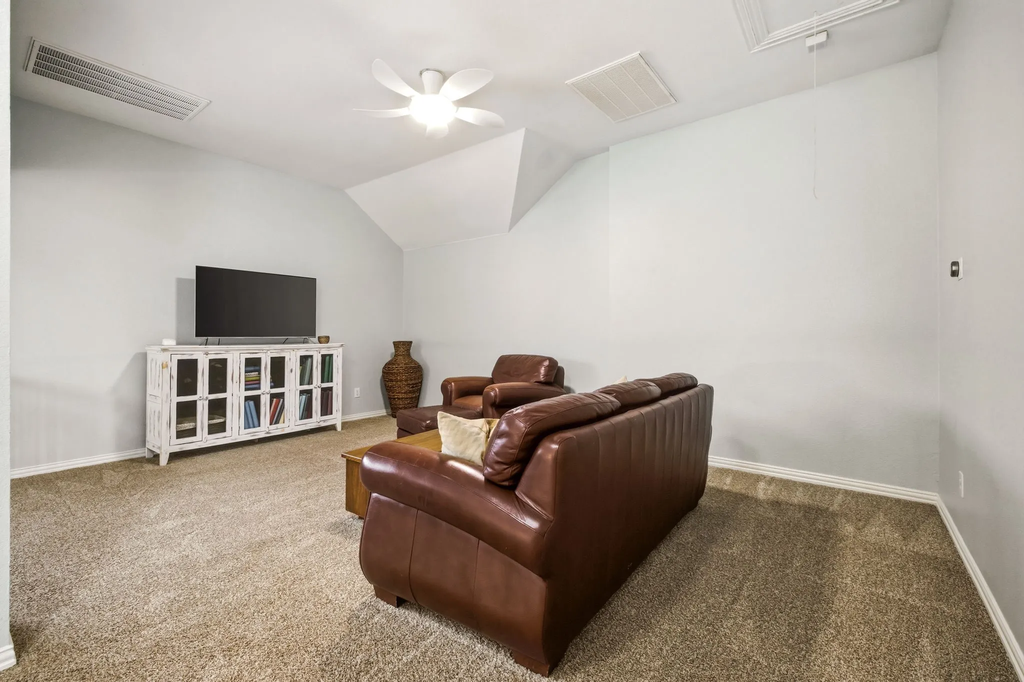 Single Family Residence For Sale in Denton County , 2127 Quail Meadow Lane, Frisco, Texas 75036, 4 Bedroom, 3 Bathroom, 2 Garage spaces, 3,056 Sqft, built in 2002, mls#21303035, Real Estate Agent in Frisco, Homes For Sale in Denton county, Homes For Sale in Frisco, Realtor in Frisco Texas, Real Estate Brokerage Independent Realty Texas, Luminita Cordes Realtor