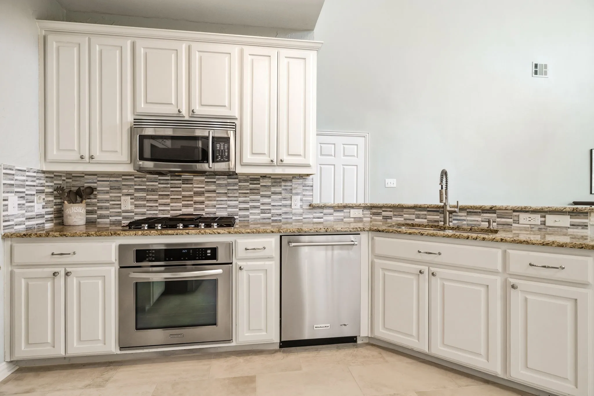 Single Family Residence For Sale in Denton County , 2127 Quail Meadow Lane, Frisco, Texas 75036, 4 Bedroom, 3 Bathroom, 2 Garage spaces, 3,056 Sqft, built in 2002, mls#21303035, Real Estate Agent in Frisco, Homes For Sale in Denton county, Homes For Sale in Frisco, Realtor in Frisco Texas, Real Estate Brokerage Independent Realty Texas, Luminita Cordes Realtor