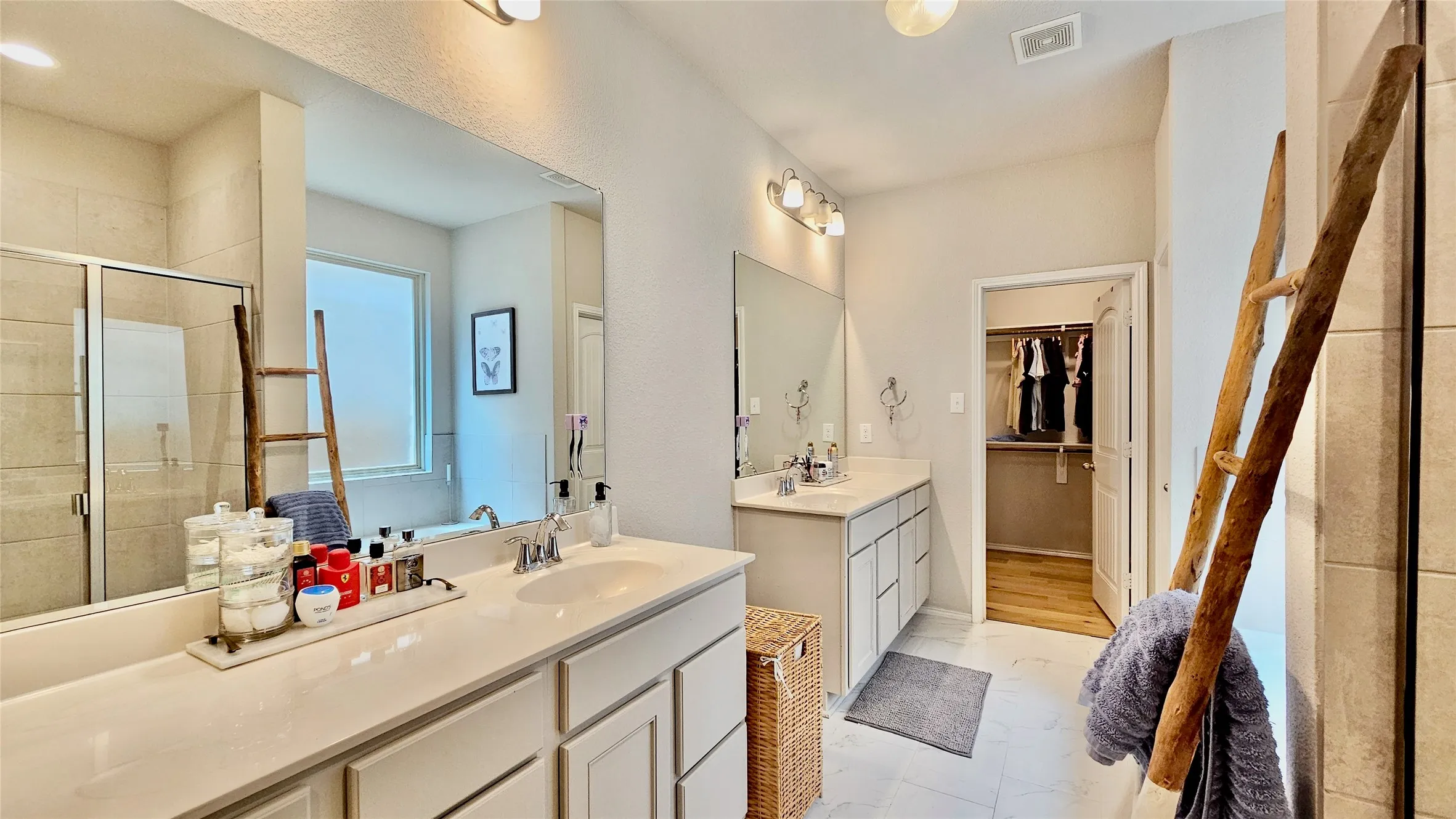 Single Family Residence For Sale in Tarrant County , 3744 Holly Brook Drive, Fort Worth, Texas 76244, 3 Bedroom, 3 Bathroom, 2 Garage spaces, 3,195 Sqft, built in 2017, Price $549,000, mls#21304281, Real Estate Agent in Fort Worth, Homes For Sale in Tarrant county, Homes For Sale in Fort Worth, Realtor in Fort Worth Texas, Real Estate Brokerage Independent Realty Texas, Luminita Cordes Realtor