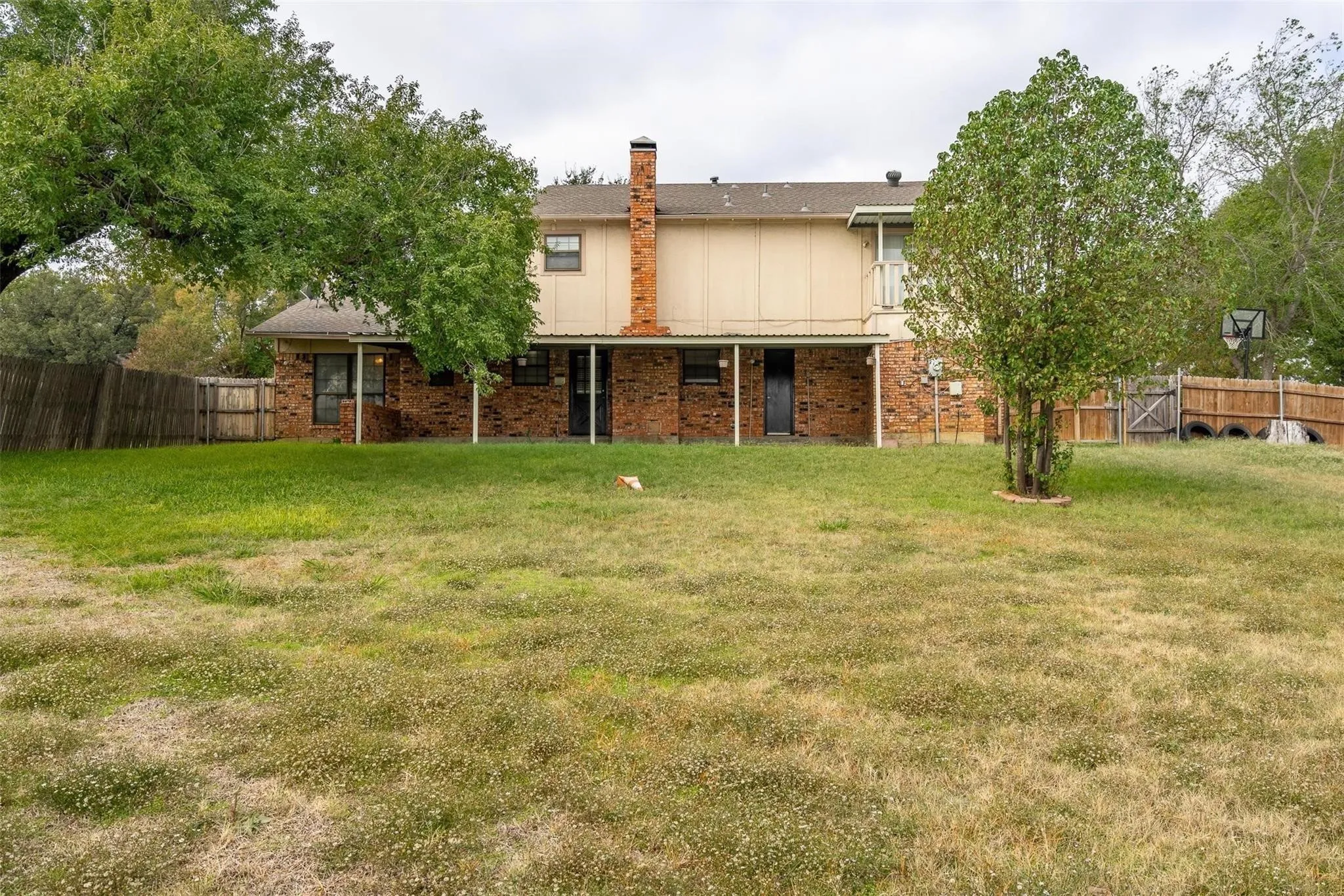 Single Family Residence For Rent in Dallas County , 4212 Village Green Drive, Irving, Texas 75038, 5 Bedrooms, 3 Bathrooms, 2 Garage spaces, 3,098 Sqft, built in 1975, Price $2,695, mls#21304593, Real Estate Agent in Irving, Homes For Rent in Dallas county, Homes For Rent in Irving, Realtor in Irving Texas, Real Estate Brokerage Independent Realty Texas, Luminita Cordes Realtor