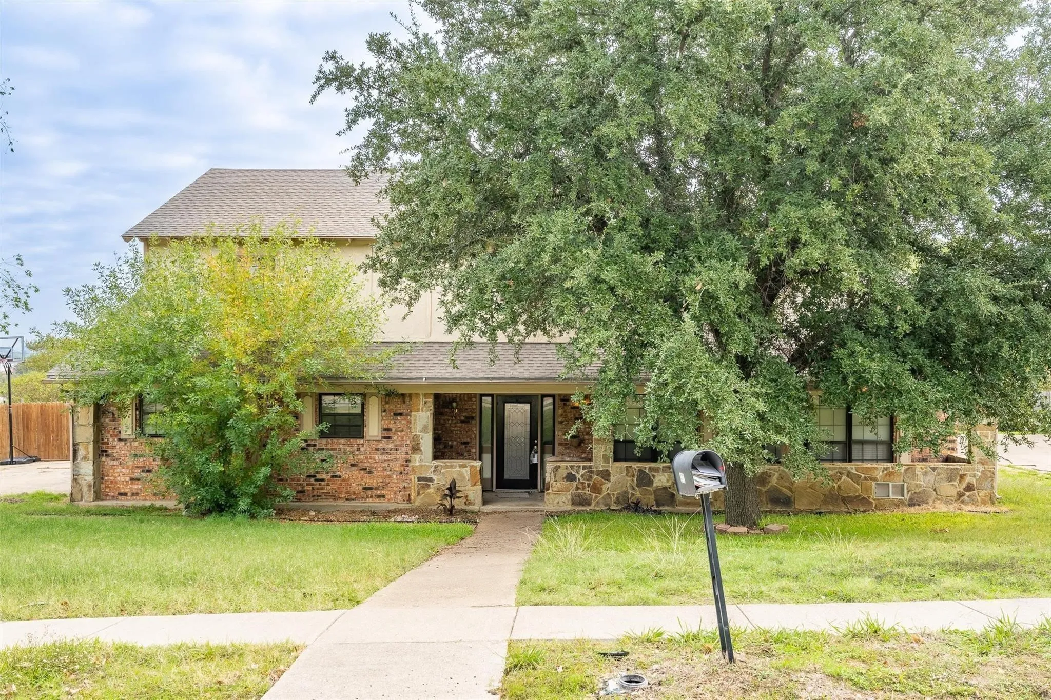 Single Family Residence For Rent in Dallas County , 4212 Village Green Drive, Irving, Texas 75038, 5 Bedrooms, 3 Bathrooms, 2 Garage spaces, 3,098 Sqft, built in 1975, Price $2,695, mls#21304593, Real Estate Agent in Irving, Homes For Rent in Dallas county, Homes For Rent in Irving, Realtor in Irving Texas, Real Estate Brokerage Independent Realty Texas, Luminita Cordes Realtor