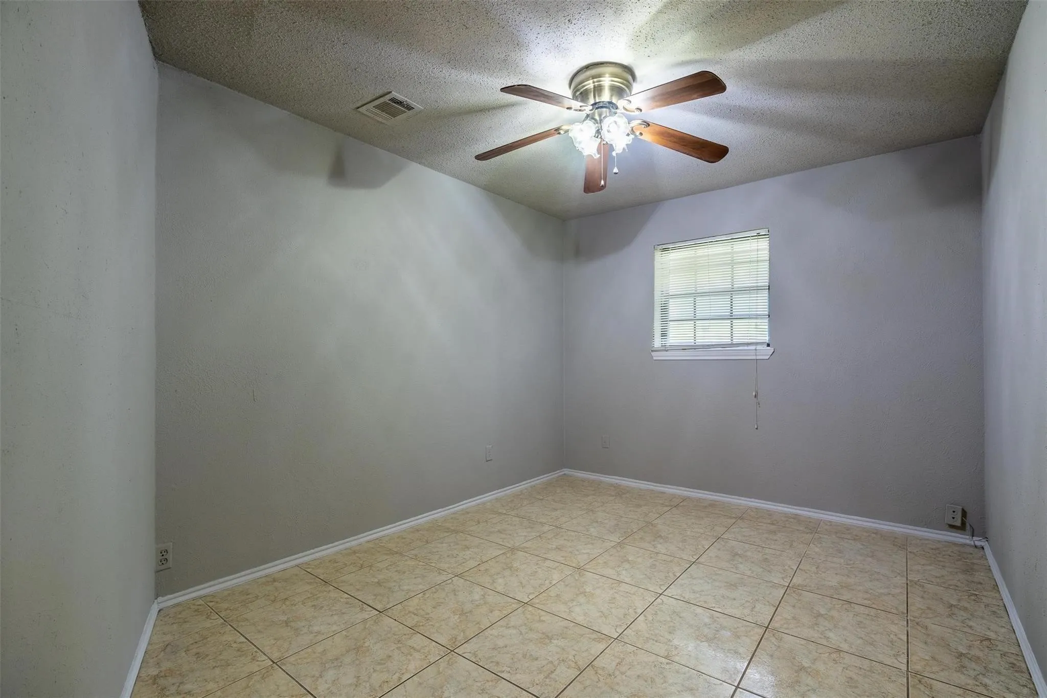 Single Family Residence For Rent in Dallas County , 4212 Village Green Drive, Irving, Texas 75038, 5 Bedrooms, 3 Bathrooms, 2 Garage spaces, 3,098 Sqft, built in 1975, Price $2,695, mls#21304593, Real Estate Agent in Irving, Homes For Rent in Dallas county, Homes For Rent in Irving, Realtor in Irving Texas, Real Estate Brokerage Independent Realty Texas, Luminita Cordes Realtor