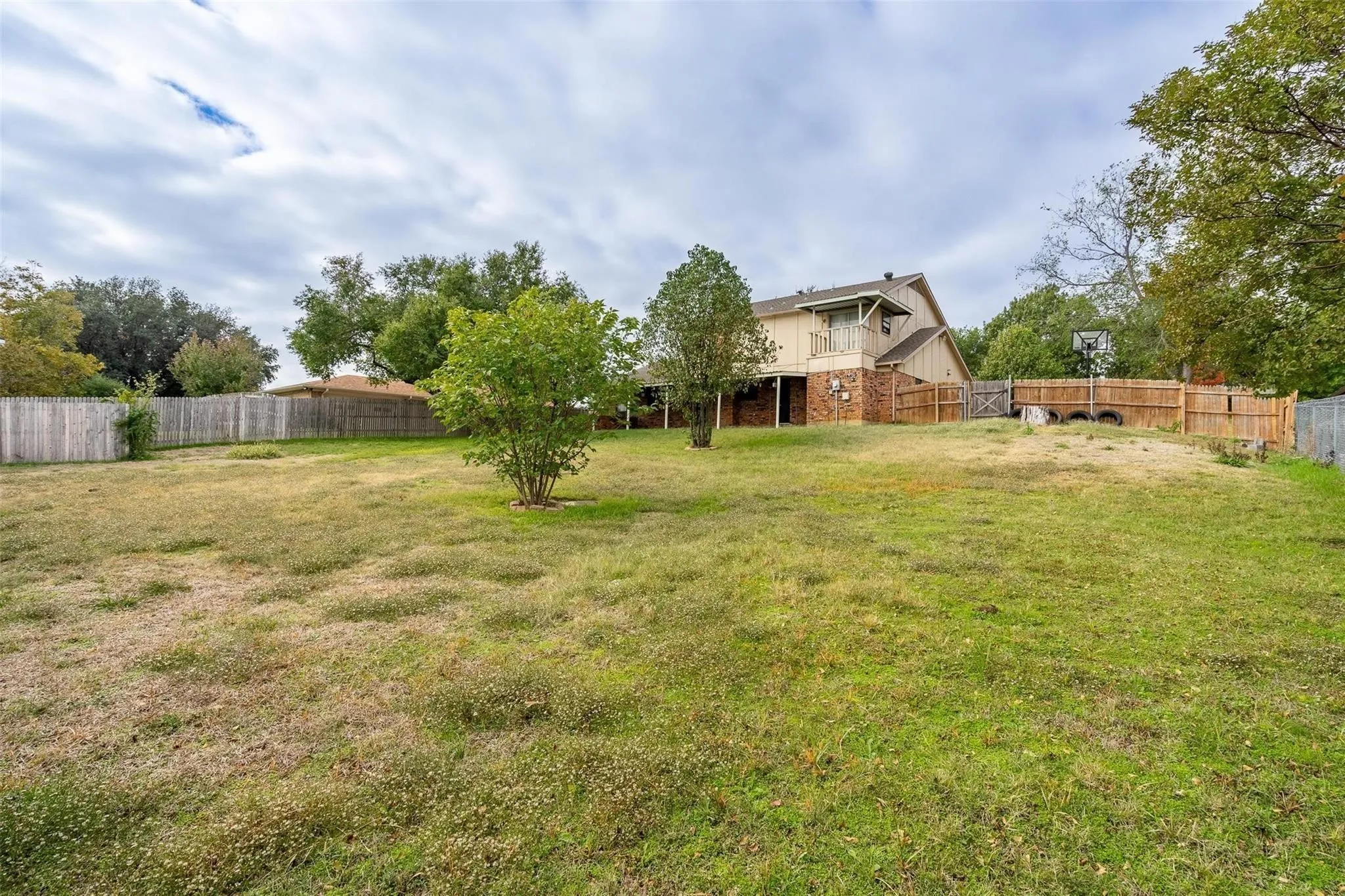Single Family Residence For Rent in Dallas County , 4212 Village Green Drive, Irving, Texas 75038, 5 Bedrooms, 3 Bathrooms, 2 Garage spaces, 3,098 Sqft, built in 1975, Price $2,695, mls#21304593, Real Estate Agent in Irving, Homes For Rent in Dallas county, Homes For Rent in Irving, Realtor in Irving Texas, Real Estate Brokerage Independent Realty Texas, Luminita Cordes Realtor