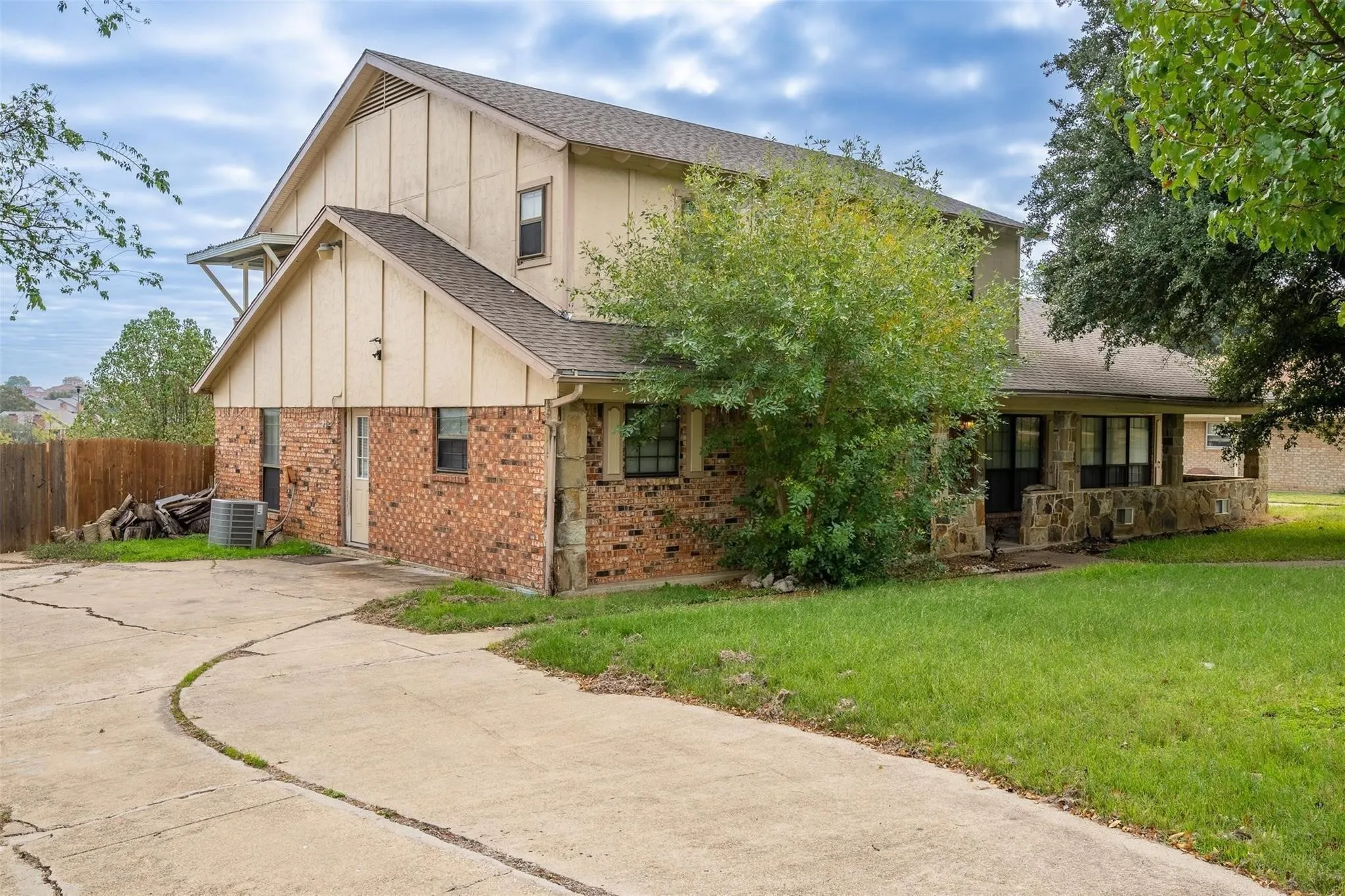 Single Family Residence For Rent in Dallas County , 4212 Village Green Drive, Irving, Texas 75038, 5 Bedrooms, 3 Bathrooms, 2 Garage spaces, 3,098 Sqft, built in 1975, Price $2,695, mls#21304593, Real Estate Agent in Irving, Homes For Rent in Dallas county, Homes For Rent in Irving, Realtor in Irving Texas, Real Estate Brokerage Independent Realty Texas, Luminita Cordes Realtor