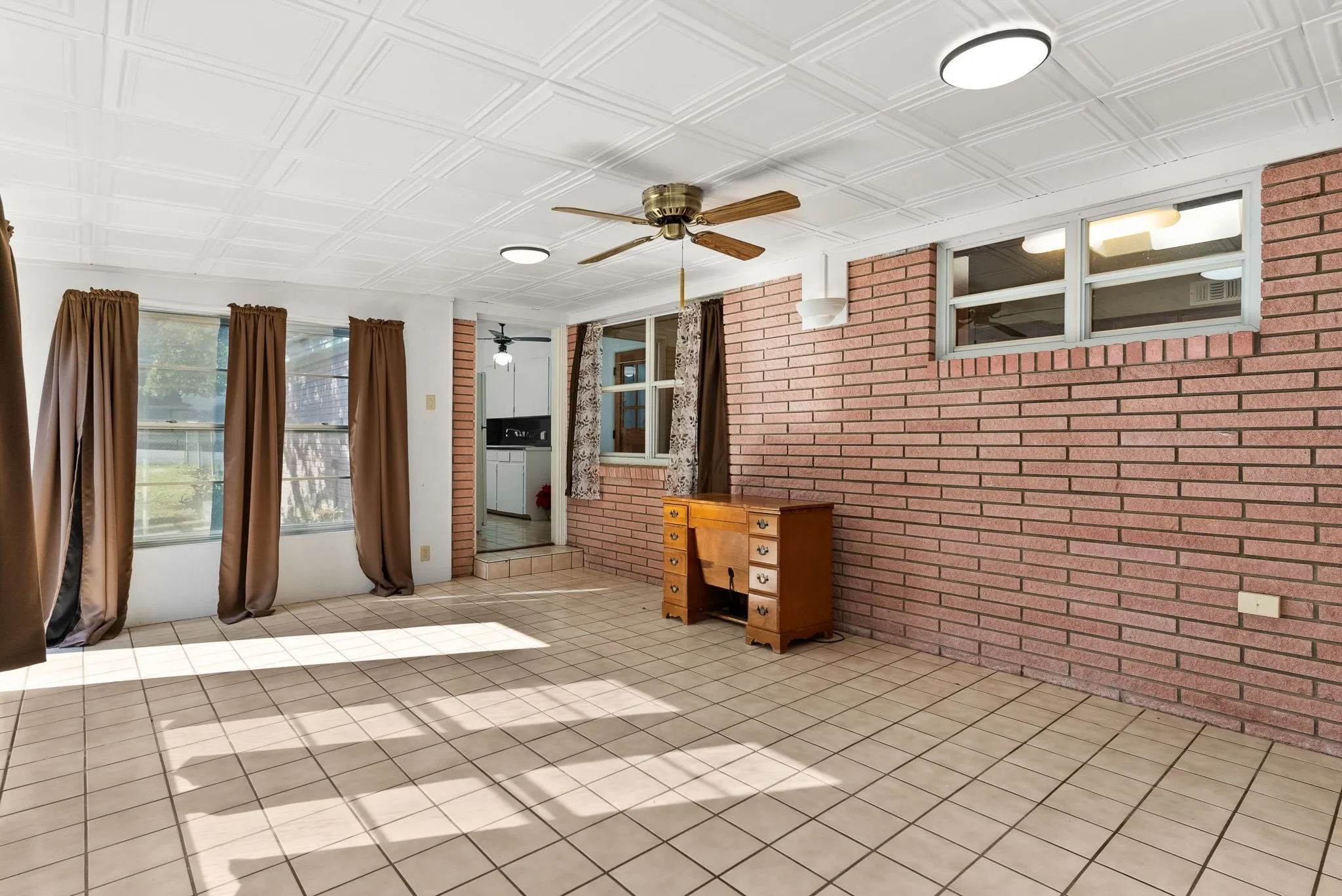 Single Family Residence For Sale in Lampasas County , 708 W North Avenue, Lampasas, Texas 76550, 2 Bedroom, 2 Bathroom, 2 Garage spaces, 1,972 Sqft, built in 1958, mls#21304504, Real Estate Agent in Lampasas, Homes For Sale in Lampasas county, Homes For Sale in Lampasas, Realtor in Lampasas Texas, Real Estate Brokerage Independent Realty Texas, Luminita Cordes Realtor