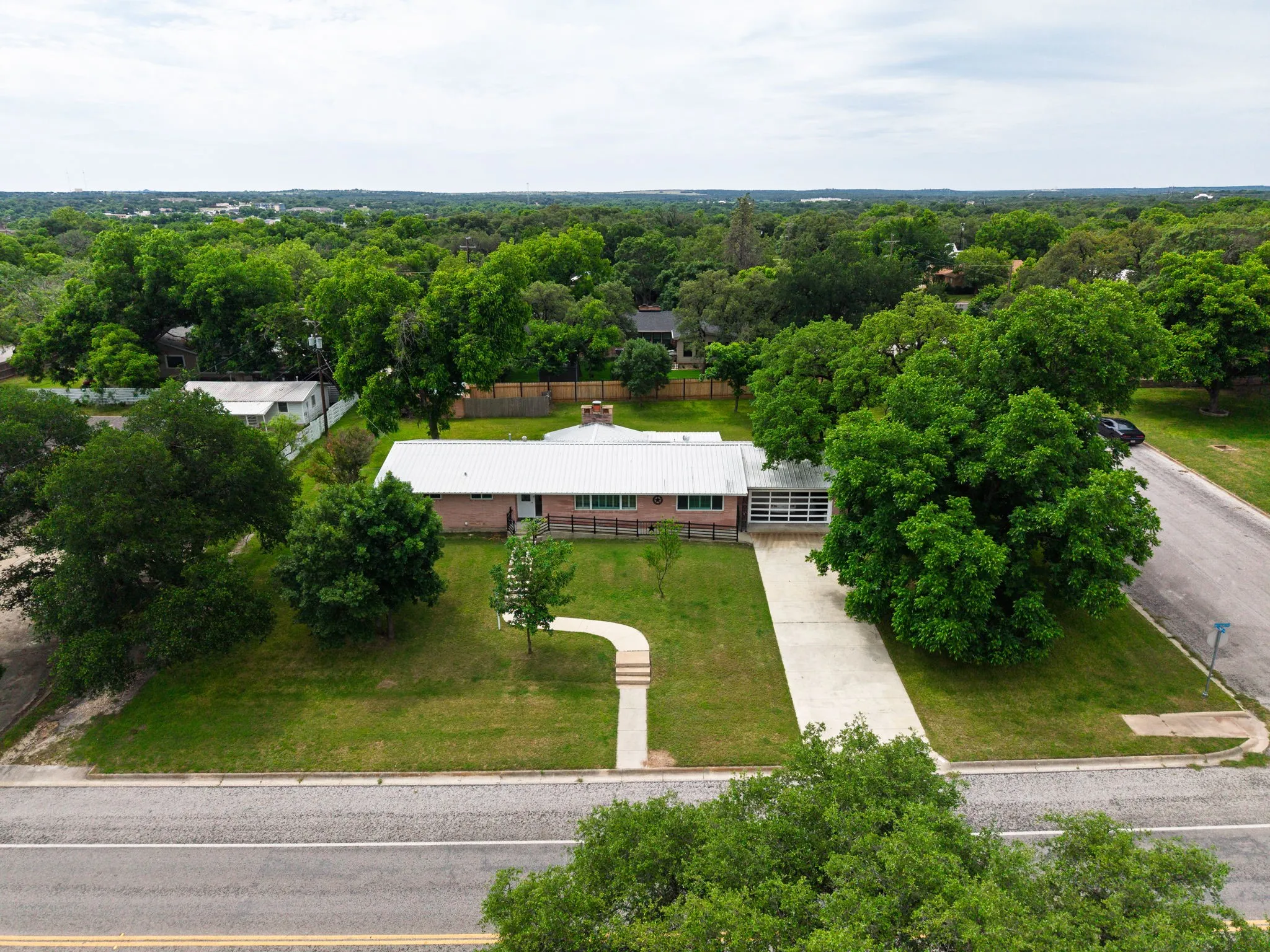 Single Family Residence For Sale in Lampasas County , 708 W North Avenue, Lampasas, Texas 76550, 2 Bedroom, 2 Bathroom, 2 Garage spaces, 1,972 Sqft, built in 1958, mls#21304504, Real Estate Agent in Lampasas, Homes For Sale in Lampasas county, Homes For Sale in Lampasas, Realtor in Lampasas Texas, Real Estate Brokerage Independent Realty Texas, Luminita Cordes Realtor