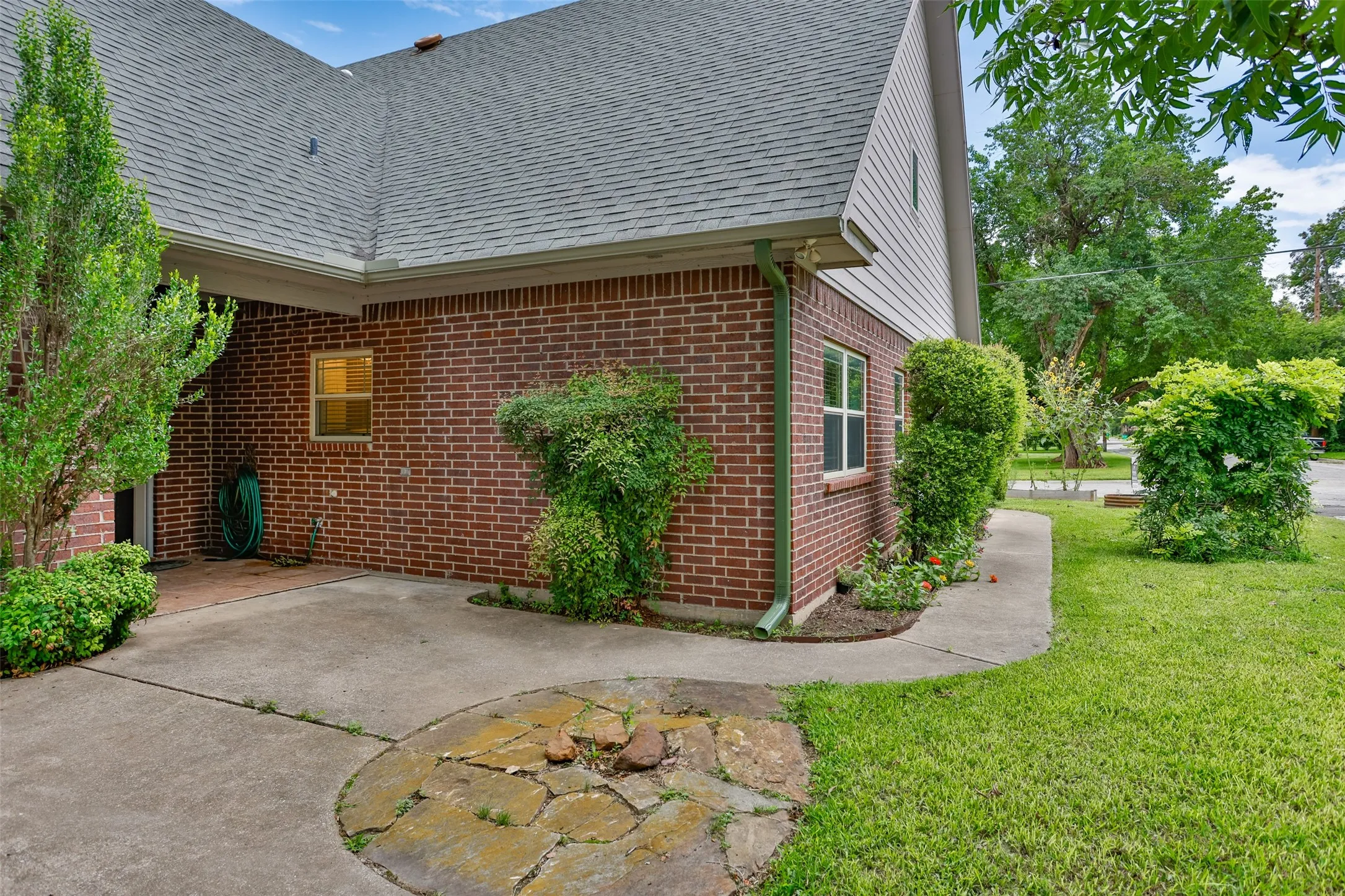 Single Family Residence For Sale in Cooke County , 226 Gordon Street, Gainesville, Texas 76240, 2 Bedroom, 2 Bathroom, 2 Garage spaces, 1,957 Sqft, built in 2002, mls#21304561, Real Estate Agent in Gainesville, Homes For Sale in Cooke county, Homes For Sale in Gainesville, Realtor in Gainesville Texas, Real Estate Brokerage Independent Realty Texas, Luminita Cordes Realtor
