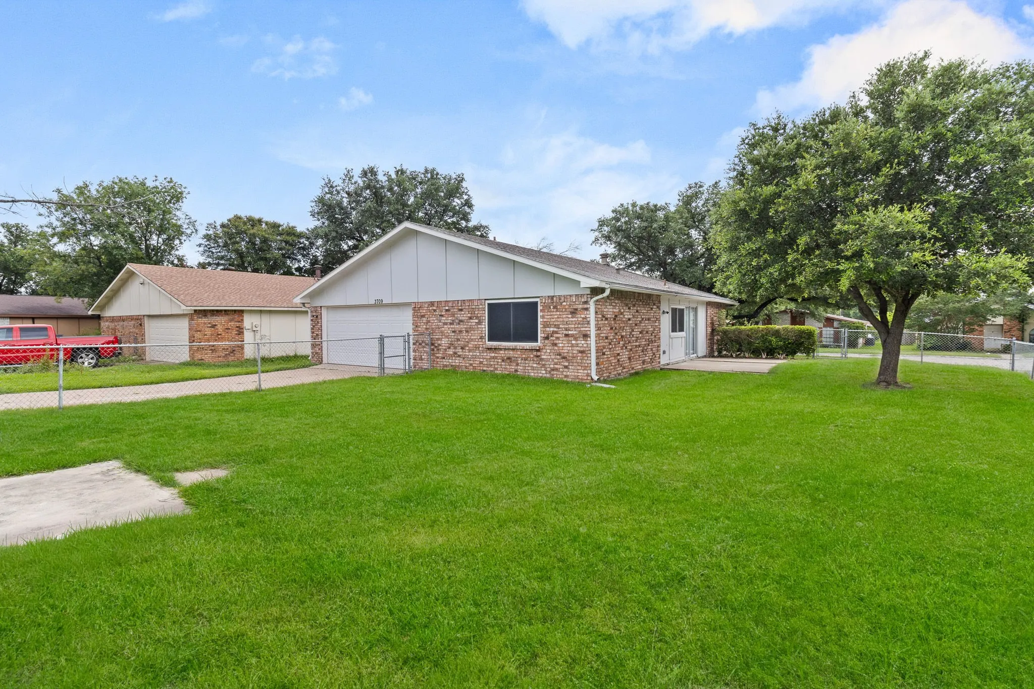 Single Family Residence For Sale in Dallas County , 3709 Red Oak Drive, Garland, Texas 75043, 3 Bedroom, 2 Bathroom, 2 Garage spaces, 1,631 Sqft, built in 1977, mls#21301683, Real Estate Agent in Garland, Homes For Sale in Dallas county, Homes For Sale in Garland, Realtor in Garland Texas, Real Estate Brokerage Independent Realty Texas, Luminita Cordes Realtor