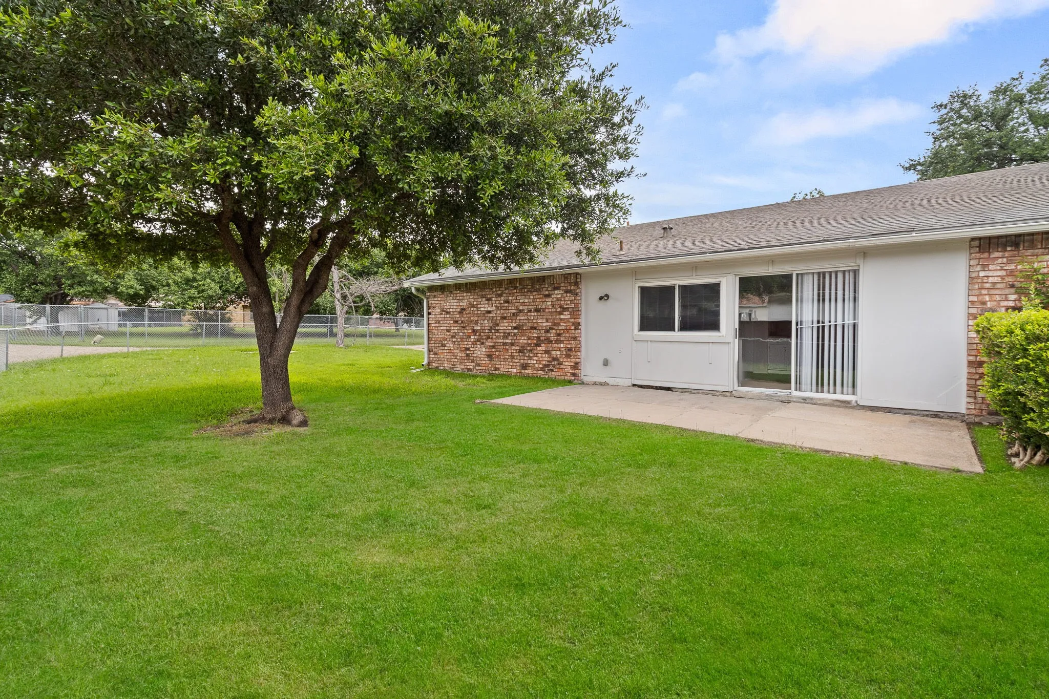 Single Family Residence For Sale in Dallas County , 3709 Red Oak Drive, Garland, Texas 75043, 3 Bedroom, 2 Bathroom, 2 Garage spaces, 1,631 Sqft, built in 1977, mls#21301683, Real Estate Agent in Garland, Homes For Sale in Dallas county, Homes For Sale in Garland, Realtor in Garland Texas, Real Estate Brokerage Independent Realty Texas, Luminita Cordes Realtor