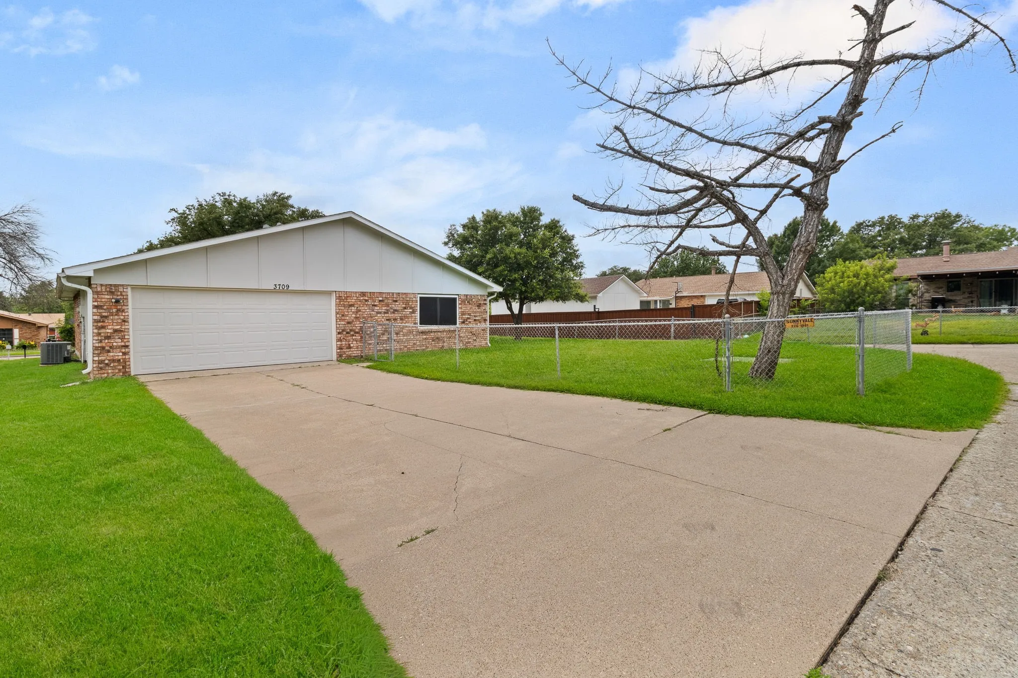 Single Family Residence For Sale in Dallas County , 3709 Red Oak Drive, Garland, Texas 75043, 3 Bedroom, 2 Bathroom, 2 Garage spaces, 1,631 Sqft, built in 1977, mls#21301683, Real Estate Agent in Garland, Homes For Sale in Dallas county, Homes For Sale in Garland, Realtor in Garland Texas, Real Estate Brokerage Independent Realty Texas, Luminita Cordes Realtor