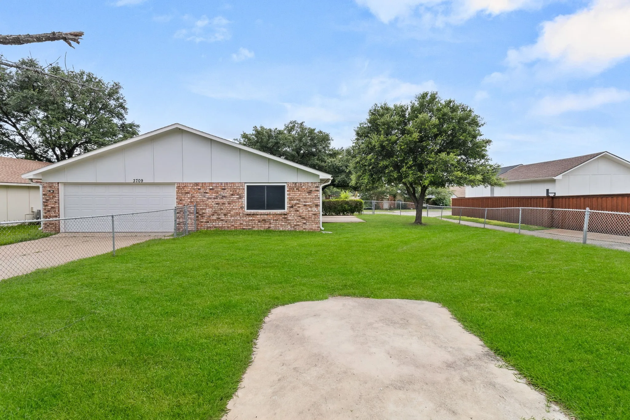 Single Family Residence For Sale in Dallas County , 3709 Red Oak Drive, Garland, Texas 75043, 3 Bedroom, 2 Bathroom, 2 Garage spaces, 1,631 Sqft, built in 1977, mls#21301683, Real Estate Agent in Garland, Homes For Sale in Dallas county, Homes For Sale in Garland, Realtor in Garland Texas, Real Estate Brokerage Independent Realty Texas, Luminita Cordes Realtor