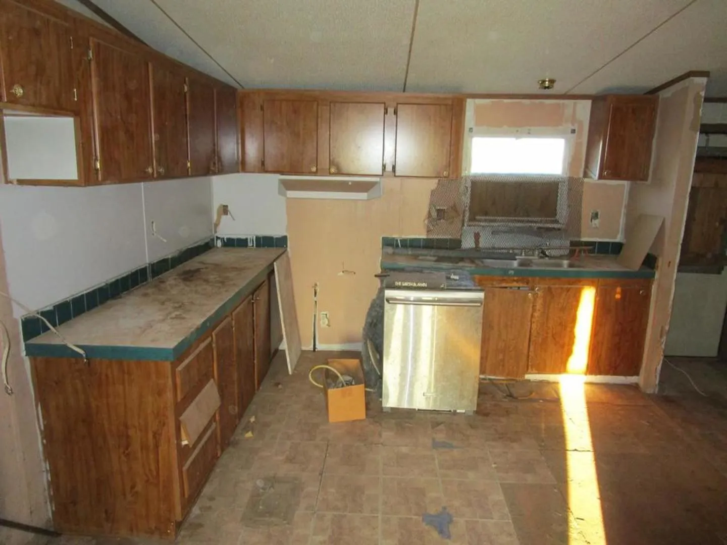 Mobile Home For Sale in Mitchell County , 840 Cherry Street, Colorado City, Texas 79512, 3 Bedroom, 2 Bathroom, Garage spaces, 1,080 Sqft, built in 2001, mls#21304639, Real Estate Agent in Colorado City, Homes For Sale in Mitchell county, Homes For Sale in Colorado City, Realtor in Colorado City Texas, Real Estate Brokerage Independent Realty Texas, Luminita Cordes Realtor