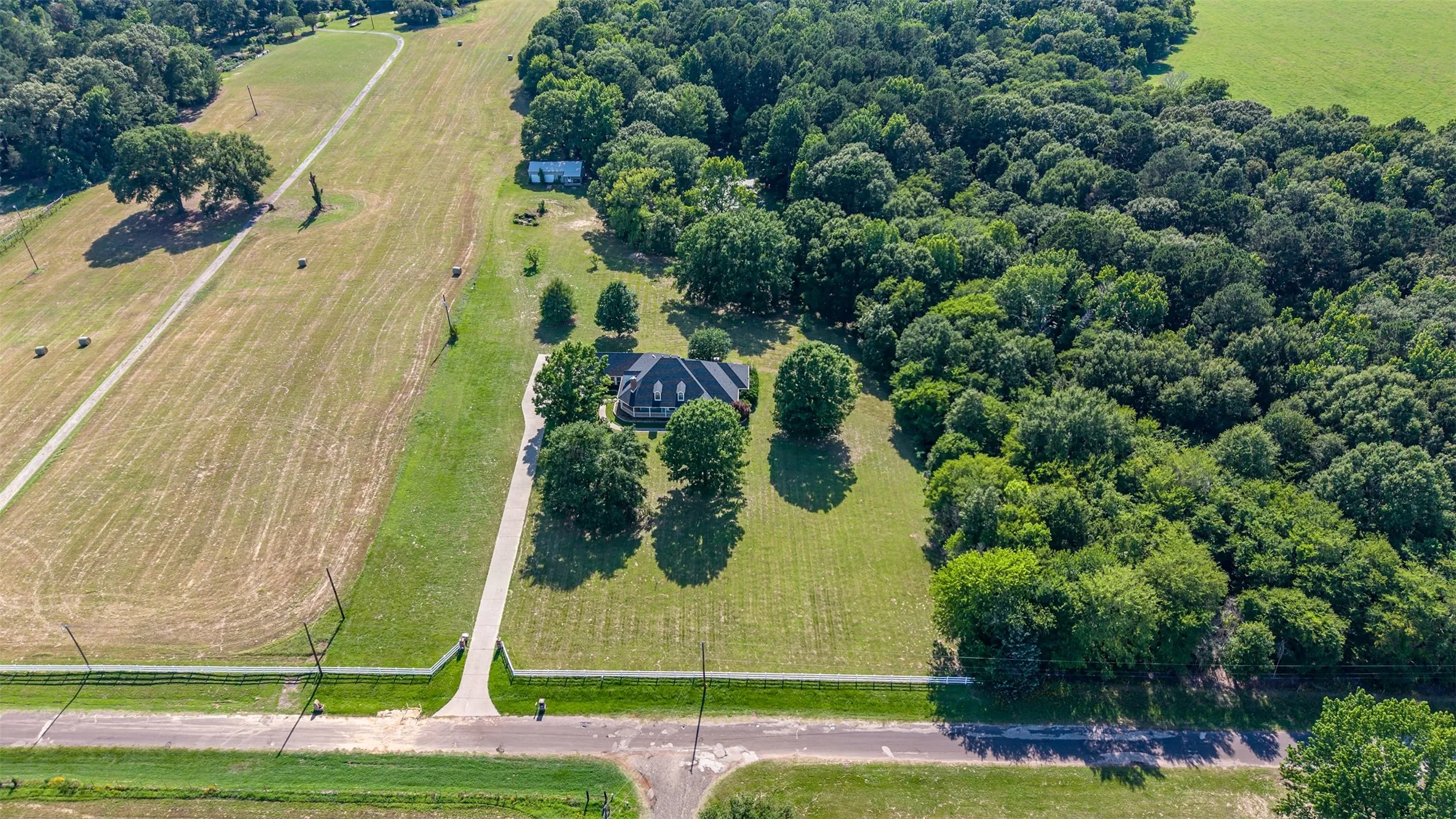 Single Family Residence For Sale in Smith County , 20388 County Road 150, Flint, Texas 75762, 3 Bedroom, 3 Bathroom, 2 Garage spaces, 3,335 Sqft, built in 1999, mls#21304619, Real Estate Agent in Flint, Homes For Sale in Smith county, Homes For Sale in Flint, Realtor in Flint Texas, Real Estate Brokerage Independent Realty Texas, Luminita Cordes Realtor