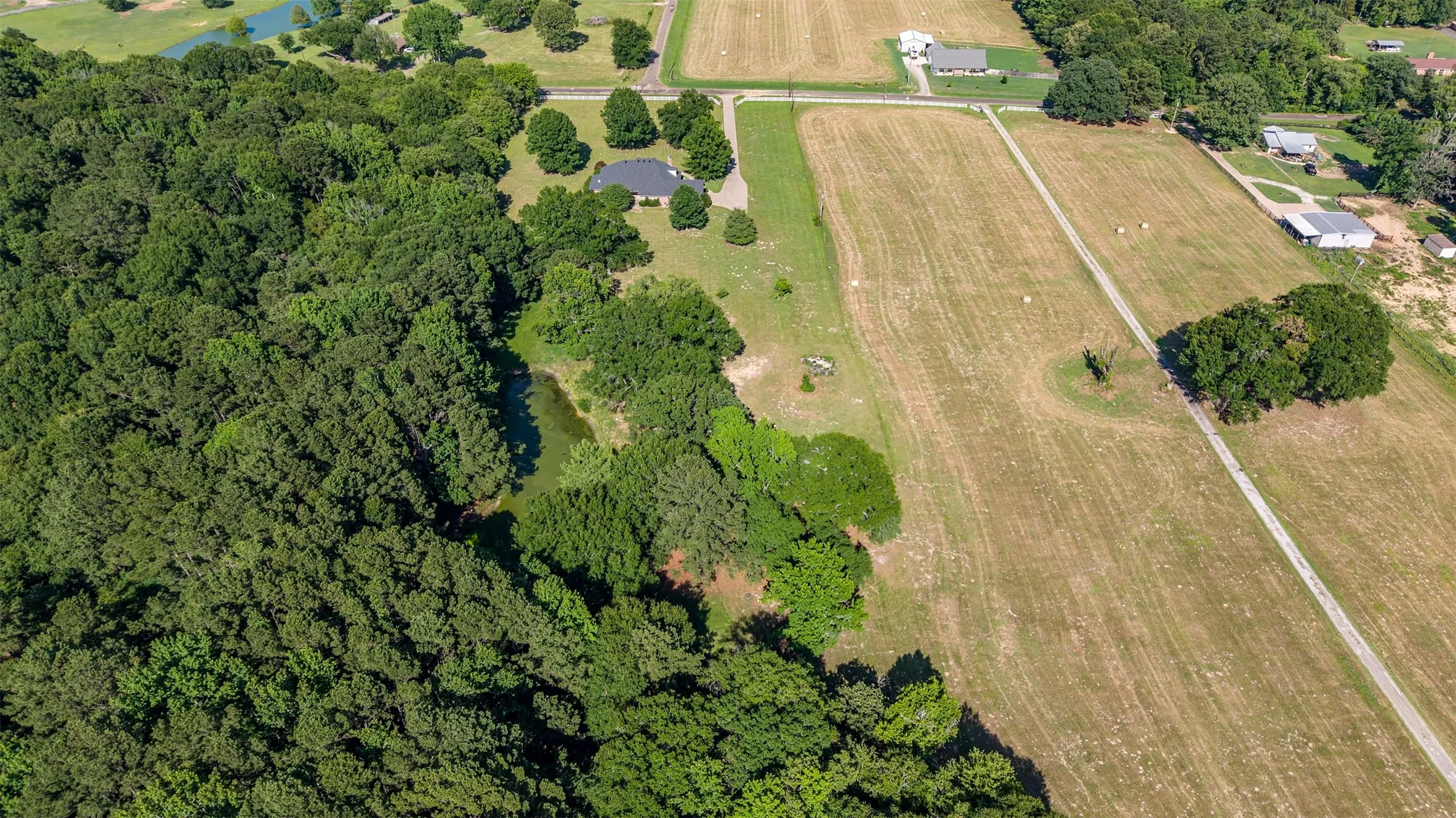 Single Family Residence For Sale in Smith County , 20388 County Road 150, Flint, Texas 75762, 3 Bedroom, 3 Bathroom, 2 Garage spaces, 3,335 Sqft, built in 1999, mls#21304619, Real Estate Agent in Flint, Homes For Sale in Smith county, Homes For Sale in Flint, Realtor in Flint Texas, Real Estate Brokerage Independent Realty Texas, Luminita Cordes Realtor