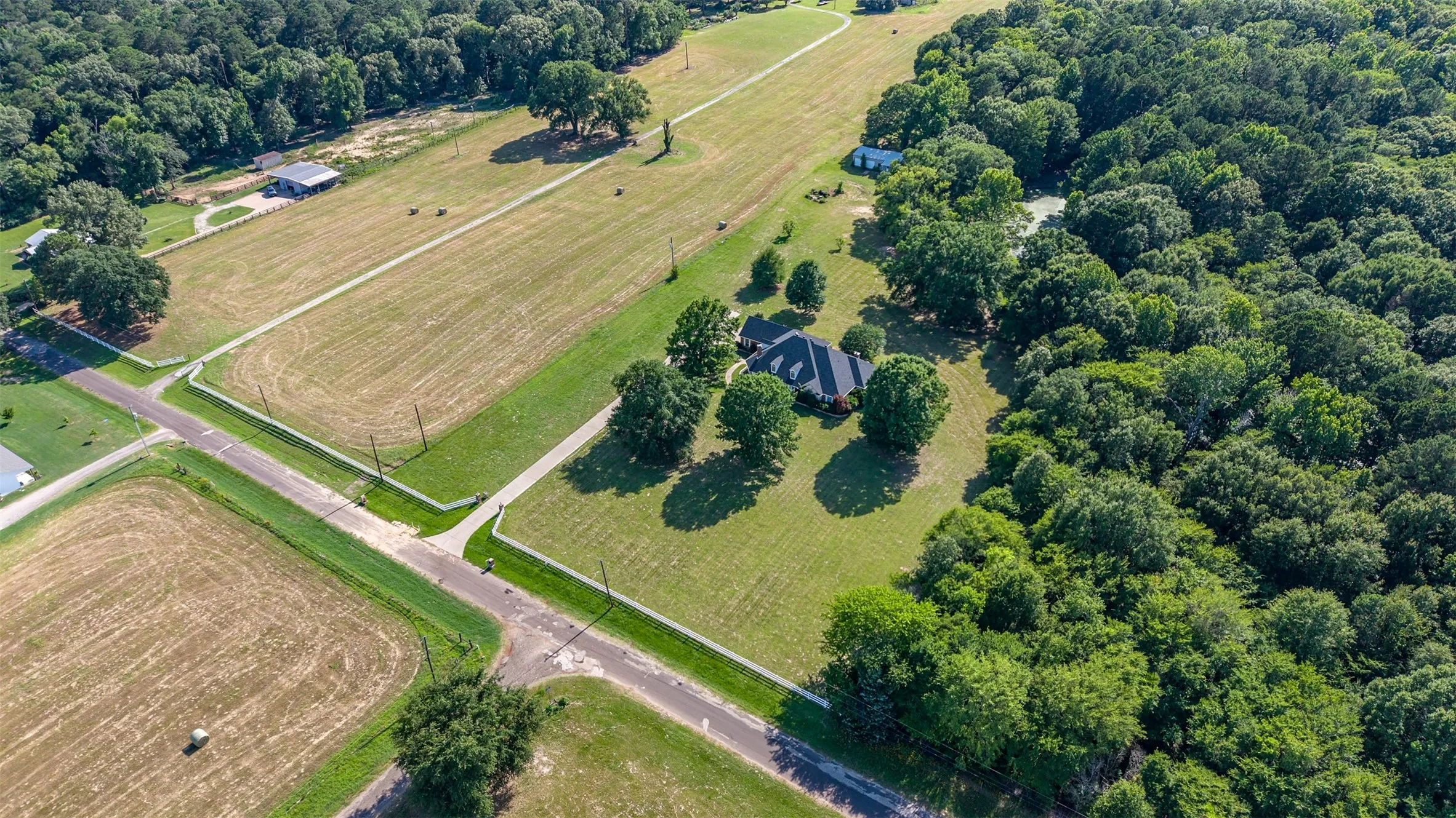 Single Family Residence For Sale in Smith County , 20388 County Road 150, Flint, Texas 75762, 3 Bedroom, 3 Bathroom, 2 Garage spaces, 3,335 Sqft, built in 1999, mls#21304619, Real Estate Agent in Flint, Homes For Sale in Smith county, Homes For Sale in Flint, Realtor in Flint Texas, Real Estate Brokerage Independent Realty Texas, Luminita Cordes Realtor