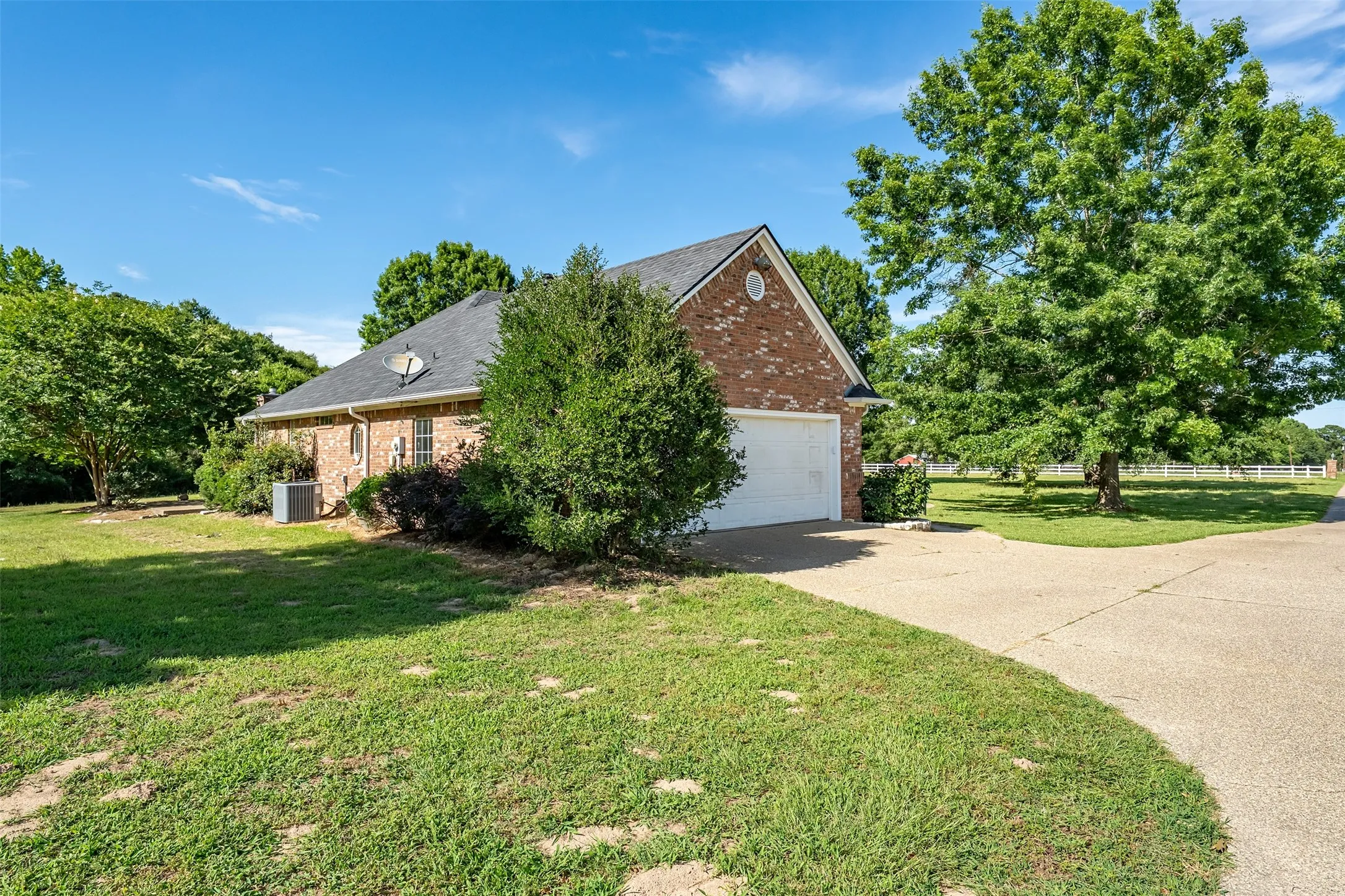 Single Family Residence For Sale in Smith County , 20388 County Road 150, Flint, Texas 75762, 3 Bedroom, 3 Bathroom, 2 Garage spaces, 3,335 Sqft, built in 1999, mls#21304619, Real Estate Agent in Flint, Homes For Sale in Smith county, Homes For Sale in Flint, Realtor in Flint Texas, Real Estate Brokerage Independent Realty Texas, Luminita Cordes Realtor