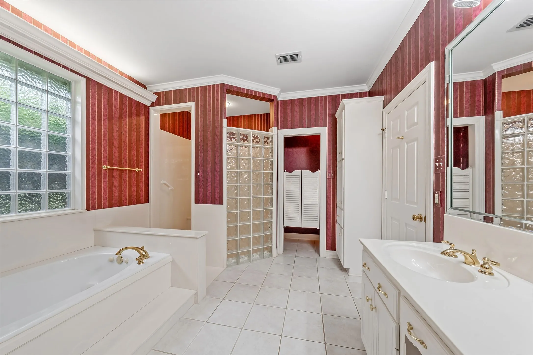 Single Family Residence For Sale in Smith County , 20388 County Road 150, Flint, Texas 75762, 3 Bedroom, 3 Bathroom, 2 Garage spaces, 3,335 Sqft, built in 1999, mls#21304619, Real Estate Agent in Flint, Homes For Sale in Smith county, Homes For Sale in Flint, Realtor in Flint Texas, Real Estate Brokerage Independent Realty Texas, Luminita Cordes Realtor
