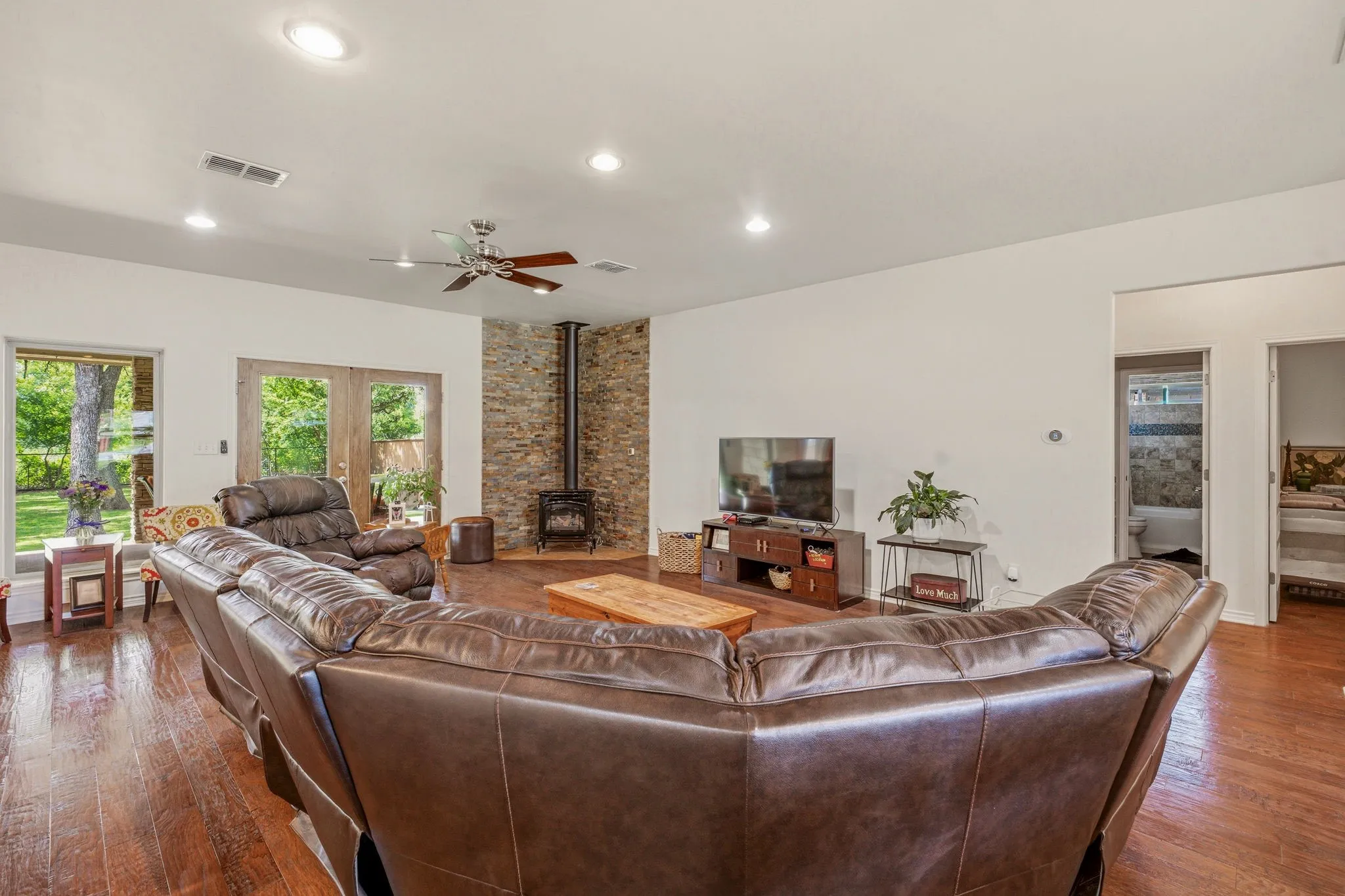 Single Family Residence For Sale in Erath County , 1085 Walking Horse Drive, Stephenville, Texas 76401, 5 Bedrooms, 3 Bathrooms, 2 Garage spaces, 3,335 Sqft, built in 2011, Price $649,000, mls#21302913, Real Estate Agent in Stephenville, Homes For Sale in Erath county, Homes For Sale in Stephenville, Realtor in Stephenville Texas, Real Estate Brokerage Independent Realty Texas, Luminita Cordes Realtor