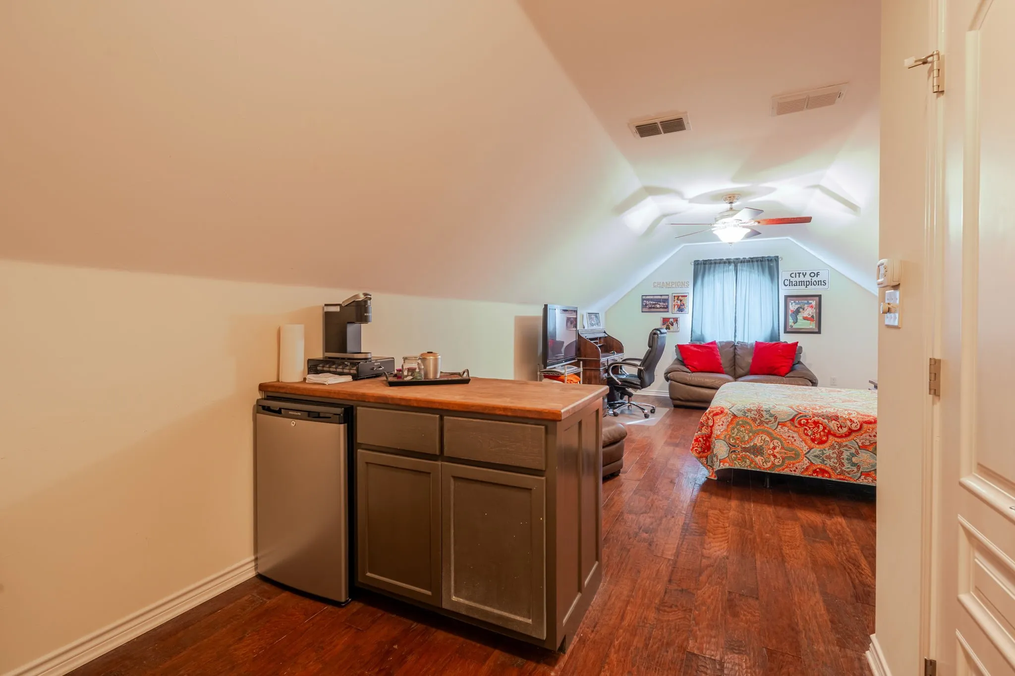Single Family Residence For Sale in Erath County , 1085 Walking Horse Drive, Stephenville, Texas 76401, 5 Bedrooms, 3 Bathrooms, 2 Garage spaces, 3,335 Sqft, built in 2011, Price $649,000, mls#21302913, Real Estate Agent in Stephenville, Homes For Sale in Erath county, Homes For Sale in Stephenville, Realtor in Stephenville Texas, Real Estate Brokerage Independent Realty Texas, Luminita Cordes Realtor