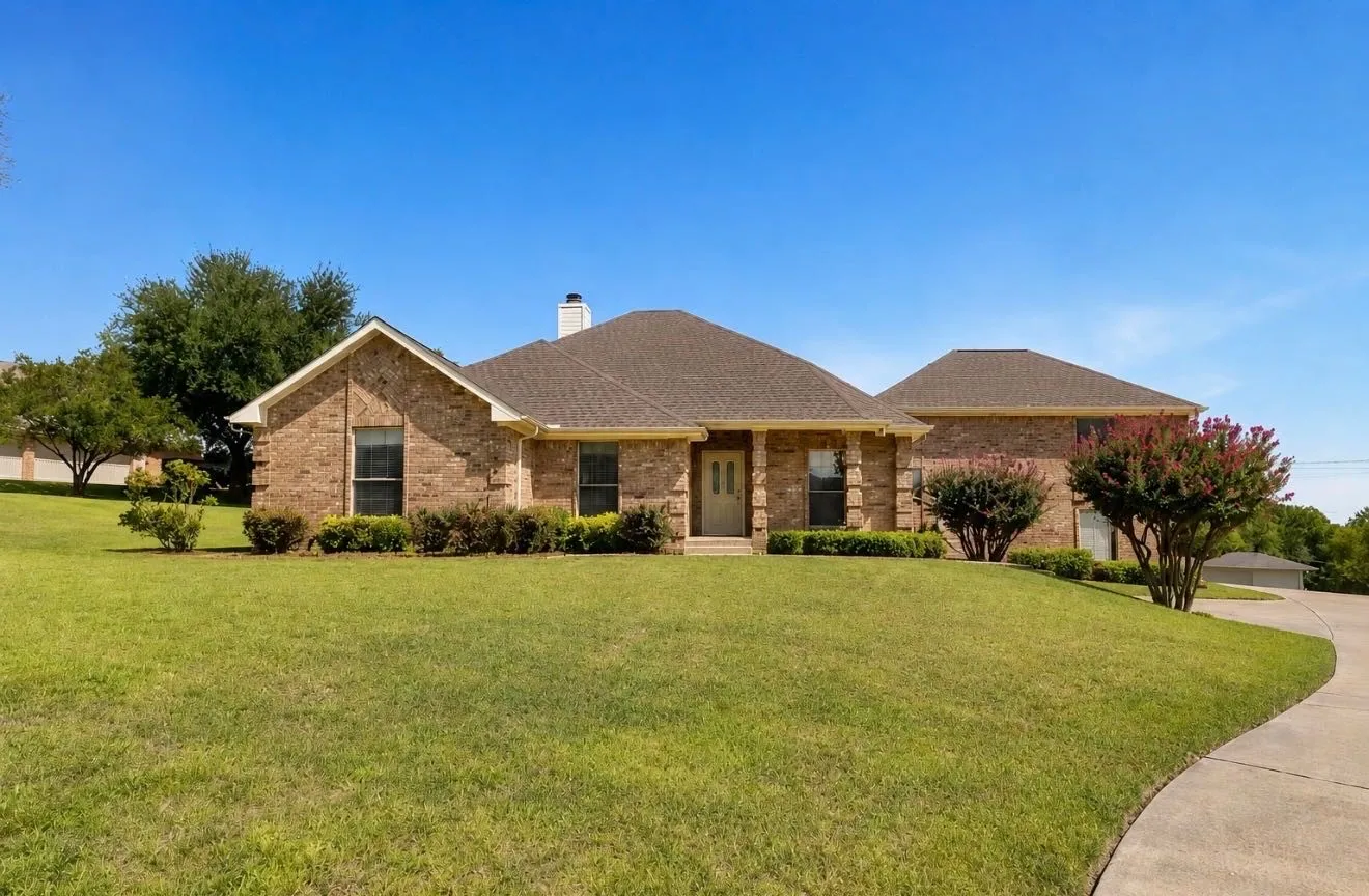 Single Family Residence For Sale in Kaufman County , 19 Lovers Lane, Forney, Texas 75126, 4 Bedroom, 3 Bathroom, 2 Garage spaces, 2,650 Sqft, built in 1989, mls#21303933, Real Estate Agent in Forney, Homes For Sale in Kaufman county, Homes For Sale in Forney, Realtor in Forney Texas, Real Estate Brokerage Independent Realty Texas, Luminita Cordes Realtor