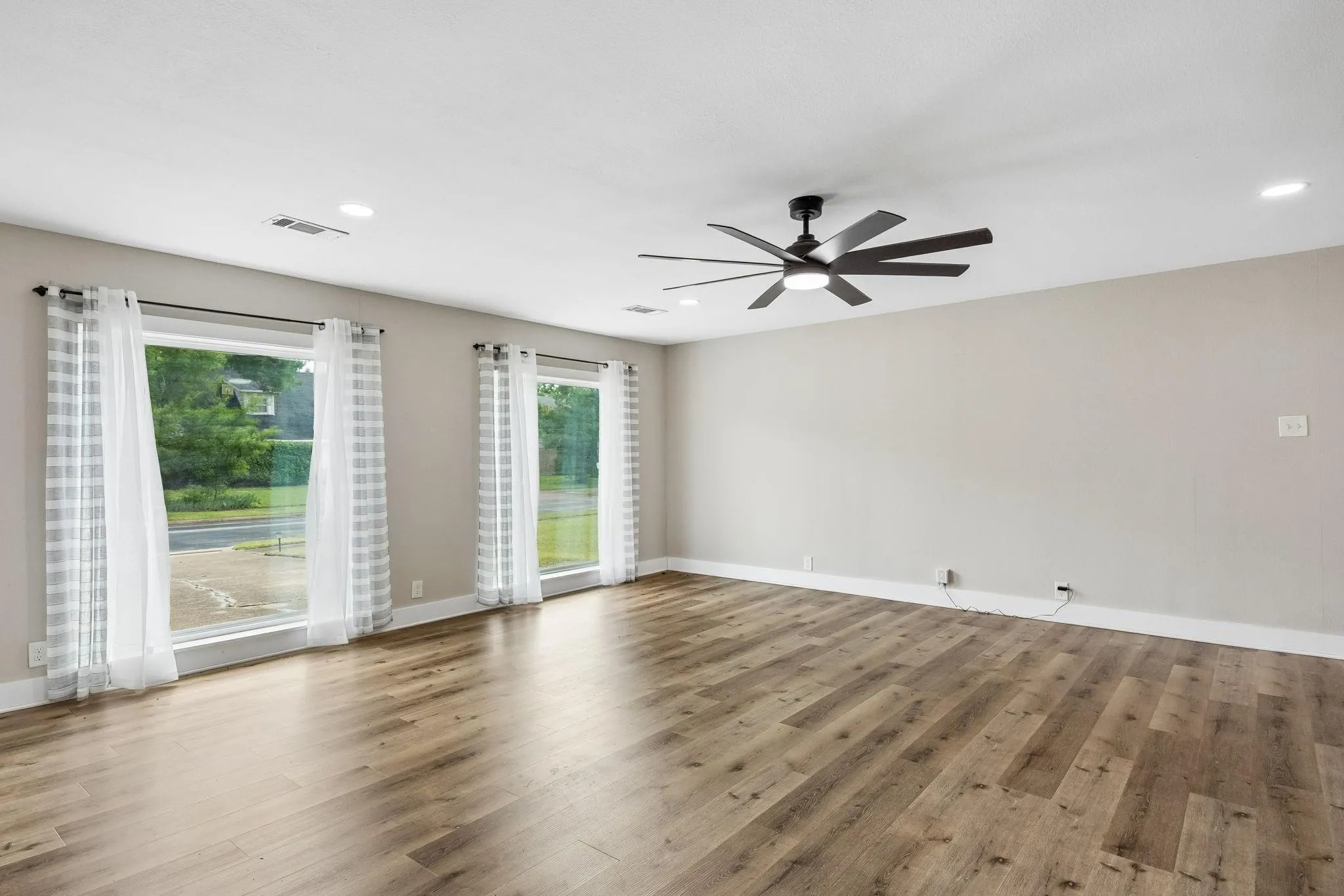 Single Family Residence For Rent in Dallas County , 8635 Strathmore Drive, Dallas, Texas 75238, 5 Bedroom, 3 Bathroom, Garage spaces, 2,212 Sqft, built in 1963, mls#21304669, Real Estate Agent in Dallas, Homes For Rent in Dallas county, Homes For Rent in Dallas, Realtor in Dallas Texas, Real Estate Brokerage Independent Realty Texas, Luminita Cordes Realtor