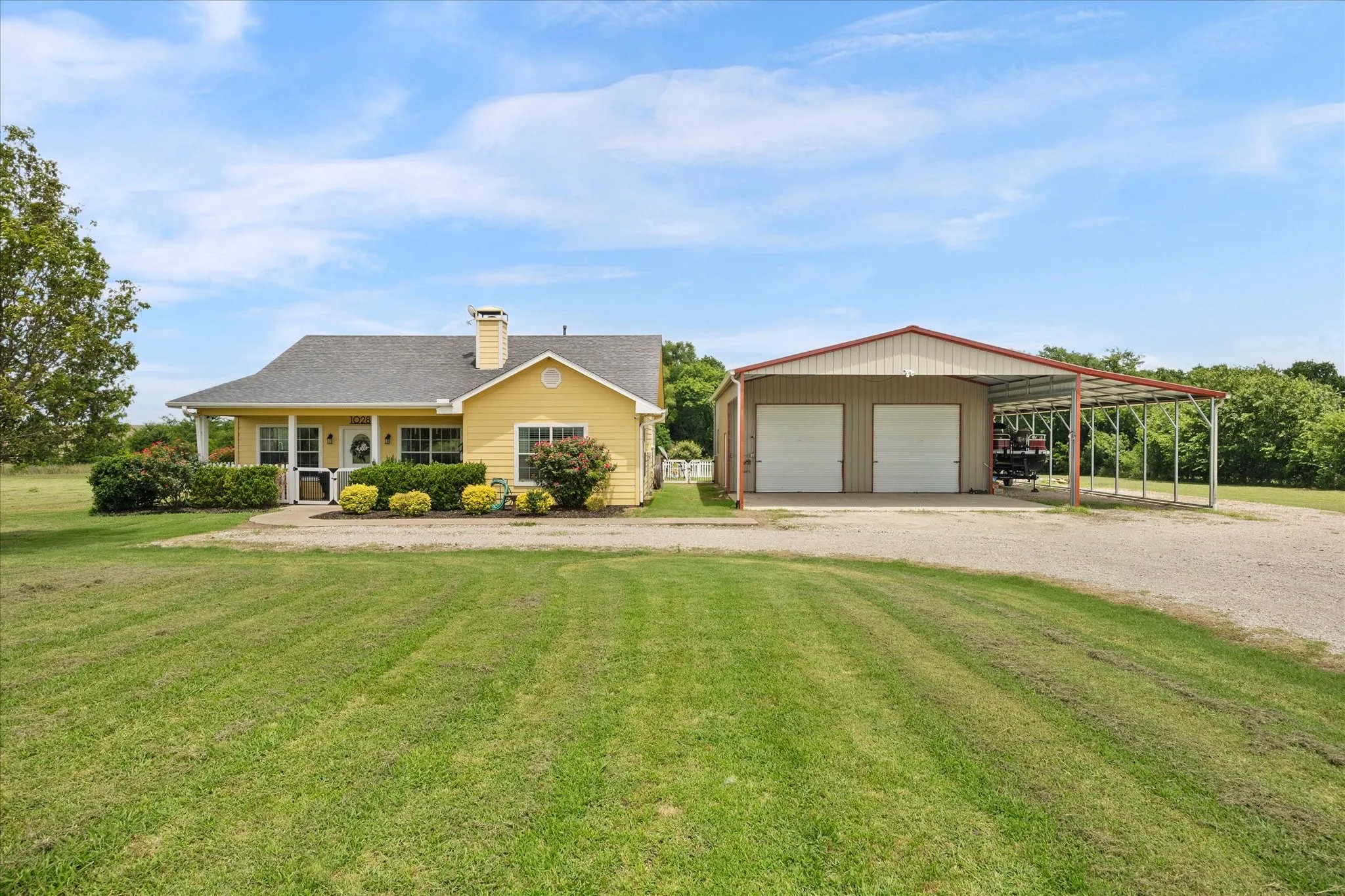 Single Family Residence For Sale in Hunt County , 1028 Fm 1566 W, Celeste, Texas 75423, 3 Bedroom, 2 Bathroom, Garage spaces, 1,522 Sqft, built in 2005, mls#21304718, Real Estate Agent in Celeste, Homes For Sale in Hunt county, Homes For Sale in Celeste, Realtor in Celeste Texas, Real Estate Brokerage Independent Realty Texas, Luminita Cordes Realtor