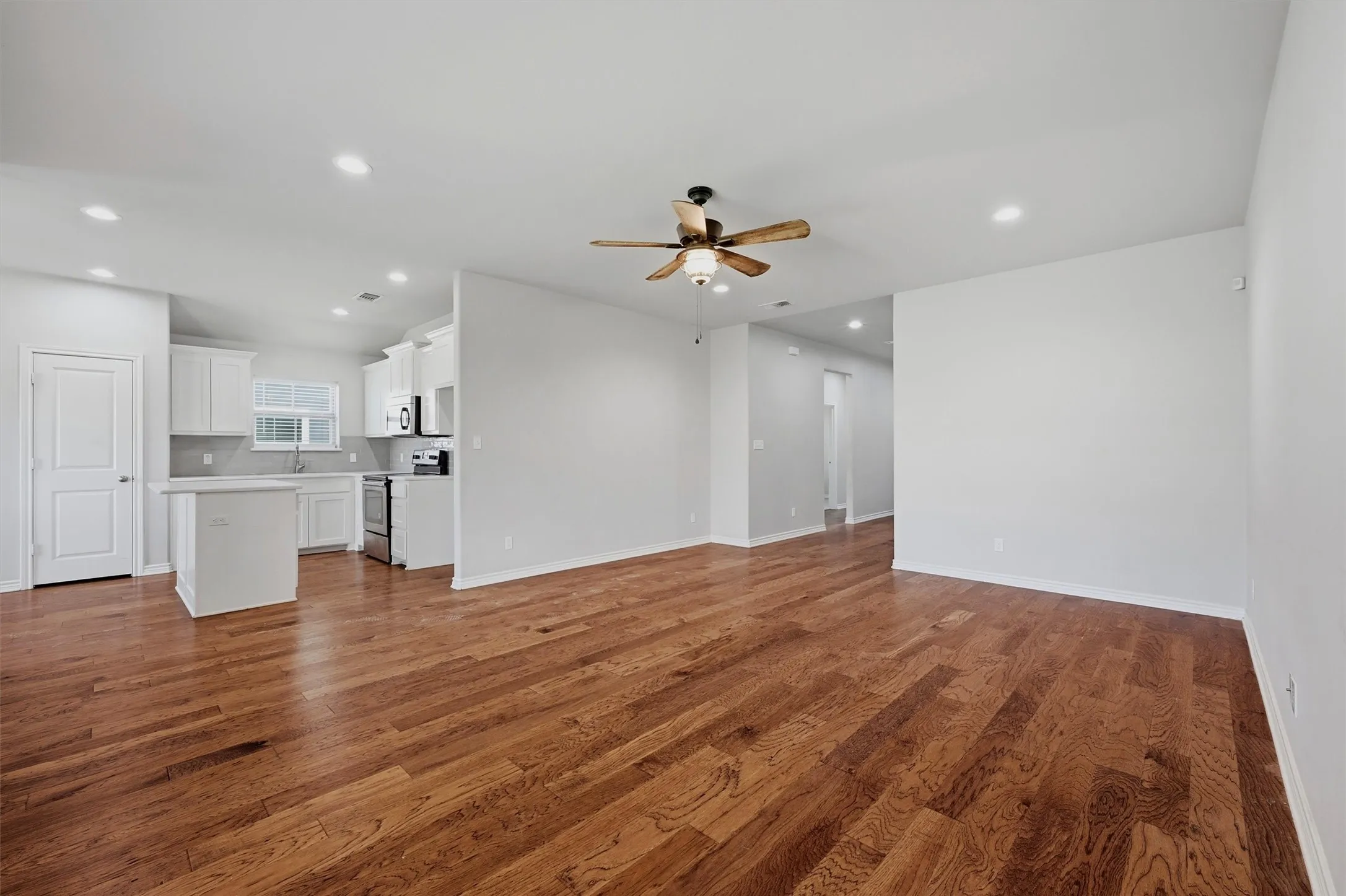 Single Family Residence For Sale in Grayson County , 1202 Southridge Lane, Sherman, Texas 75092, 4 Bedroom, 2 Bathroom, 2 Garage spaces, 1,768 Sqft, built in 2019, mls#21304738, Real Estate Agent in Sherman, Homes For Sale in Grayson county, Homes For Sale in Sherman, Realtor in Sherman Texas, Real Estate Brokerage Independent Realty Texas, Luminita Cordes Realtor