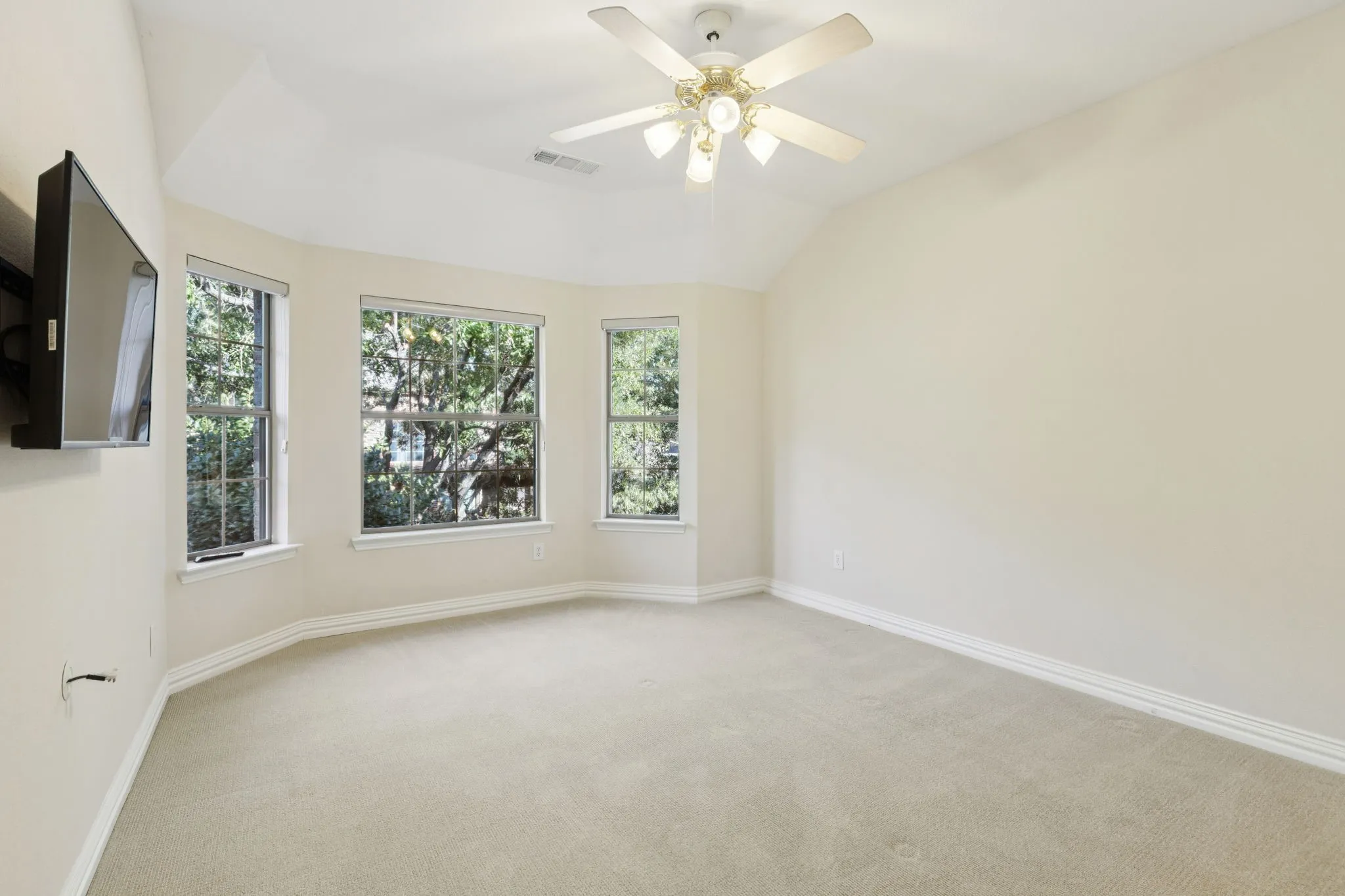 Townhouse For Sale in Collin County , 5452 Balmoral Drive, Frisco, Texas 75034, 3 Bedrooms, 3 Bathrooms, 2 Garage spaces, 2,238 Sqft, built in 2001, Price $600,000, mls#21304691, Real Estate Agent in Frisco, Homes For Sale in Collin county, Homes For Sale in Frisco, Realtor in Frisco Texas, Real Estate Brokerage Independent Realty Texas, Luminita Cordes Realtor