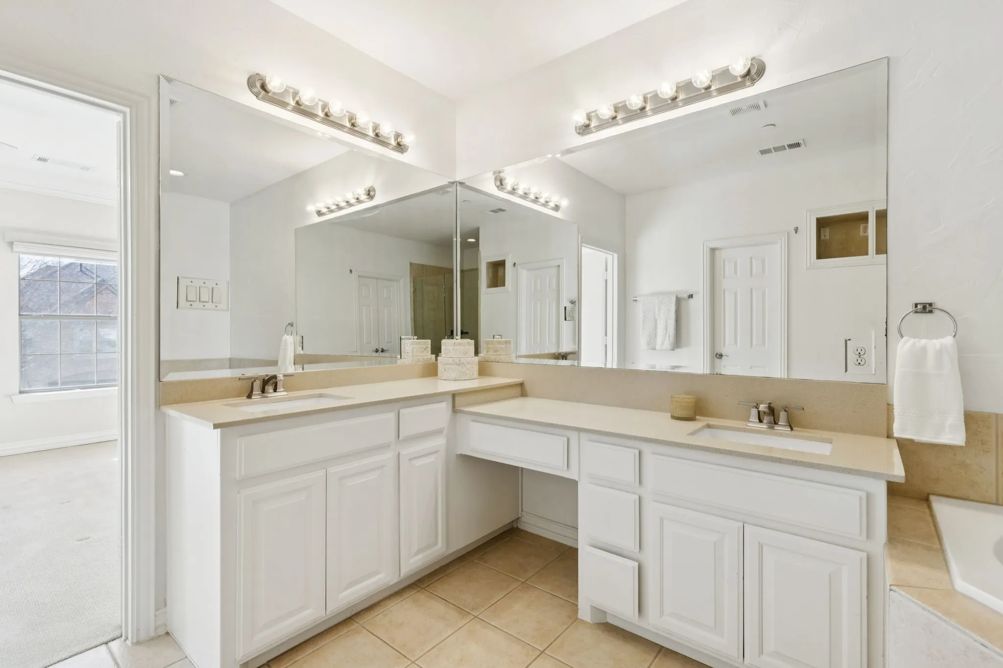 Townhouse For Sale in Collin County , 5452 Balmoral Drive, Frisco, Texas 75034, 3 Bedrooms, 3 Bathrooms, 2 Garage spaces, 2,238 Sqft, built in 2001, Price $600,000, mls#21304691, Real Estate Agent in Frisco, Homes For Sale in Collin county, Homes For Sale in Frisco, Realtor in Frisco Texas, Real Estate Brokerage Independent Realty Texas, Luminita Cordes Realtor