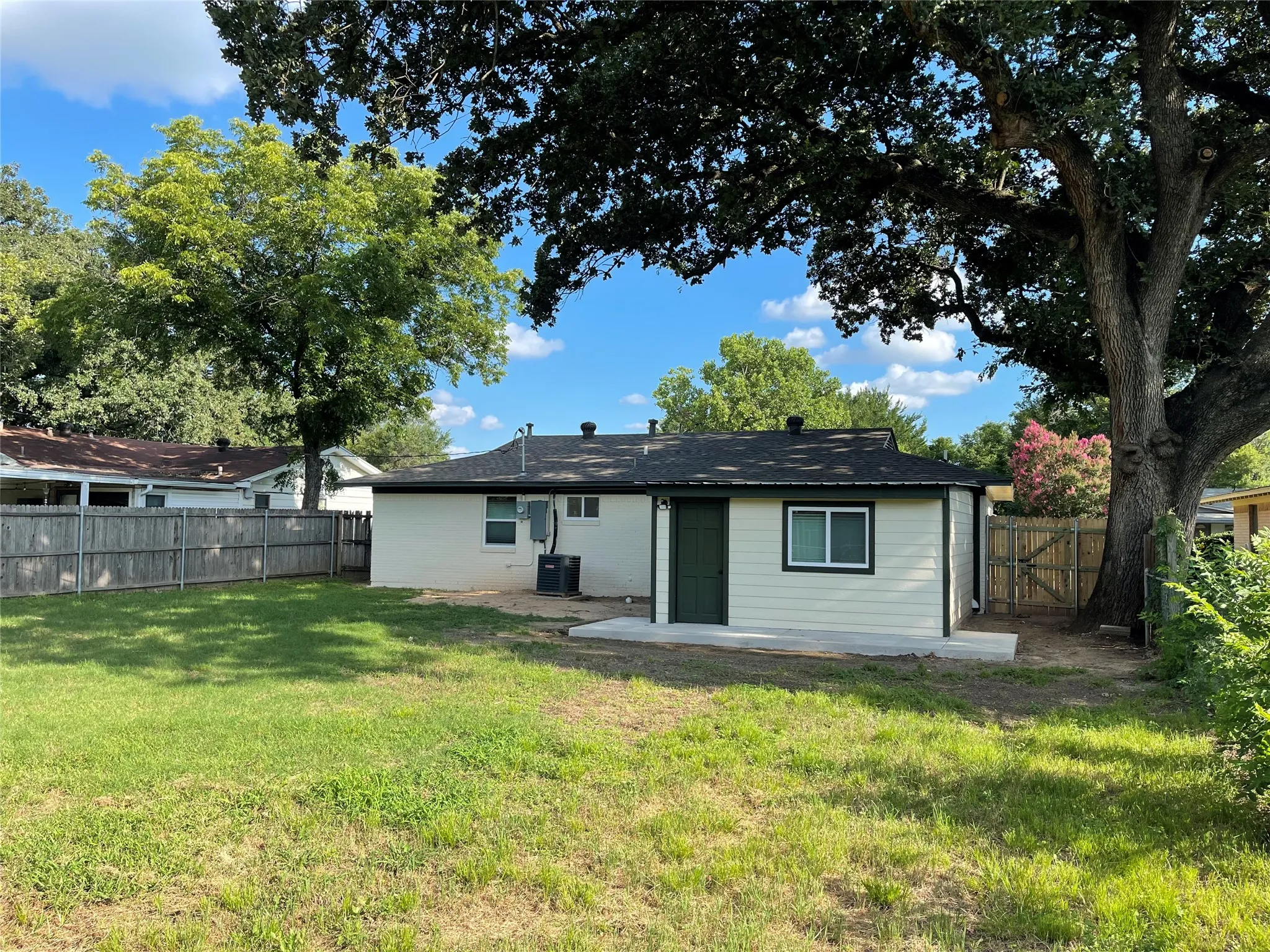 Single Family Residence For Rent in Dallas County , 305 Jenny Kay Lane, Irving, Texas 75060, 4 Bedrooms, 2 Bathrooms, Garage spaces, 1,169 Sqft, built in 1959, Price $2,450, mls#21304791, Real Estate Agent in Irving, Homes For Rent in Dallas county, Homes For Rent in Irving, Realtor in Irving Texas, Real Estate Brokerage Independent Realty Texas, Luminita Cordes Realtor