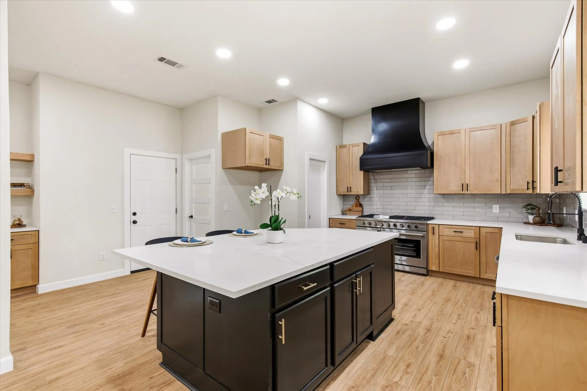 Single Family Residence For Sale in Denton County , 634 Meadowcrest Drive, Highland Village, Texas 75077, 4 Bedroom, 3 Bathroom, 2 Garage spaces, 3,146 Sqft, built in 1990, mls#21304786, Real Estate Agent in Highland Village, Homes For Sale in Denton county, Homes For Sale in Highland Village, Realtor in Highland Village Texas, Real Estate Brokerage Independent Realty Texas, Luminita Cordes Realtor