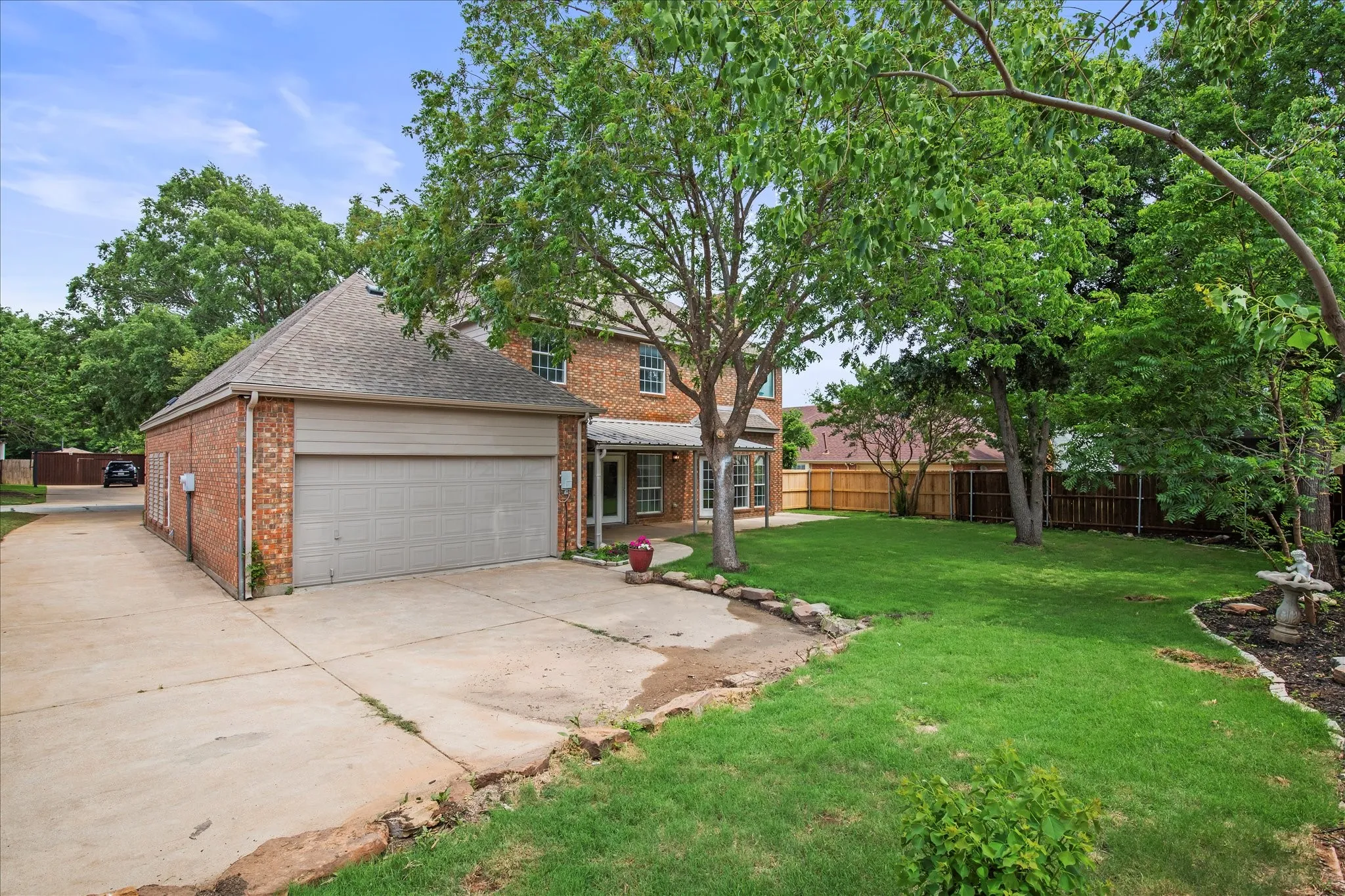 Single Family Residence For Sale in Denton County , 634 Meadowcrest Drive, Highland Village, Texas 75077, 4 Bedroom, 3 Bathroom, 2 Garage spaces, 3,146 Sqft, built in 1990, mls#21304786, Real Estate Agent in Highland Village, Homes For Sale in Denton county, Homes For Sale in Highland Village, Realtor in Highland Village Texas, Real Estate Brokerage Independent Realty Texas, Luminita Cordes Realtor