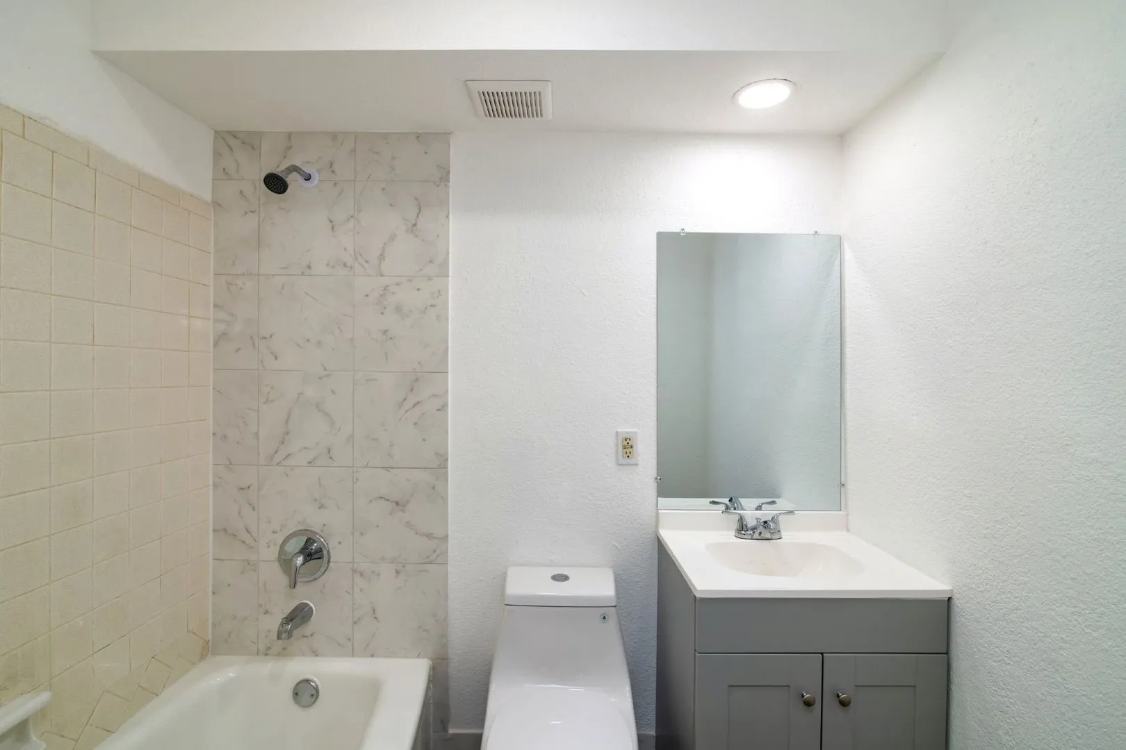 Apartment For Rent in Tarrant County , 811 S Mesquite Street 02, Arlington, Texas 76010, 1 Bedroom, 1 Bathroom, Garage spaces, 517 Sqft, built in 1963, mls#21304801, Real Estate Agent in Arlington, Homes For Rent in Tarrant county, Homes For Rent in Arlington, Realtor in Arlington Texas, Real Estate Brokerage Independent Realty Texas, Luminita Cordes Realtor
