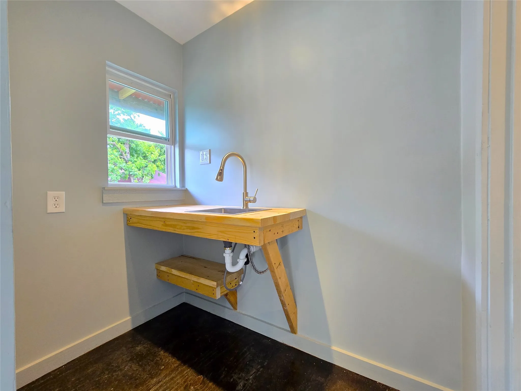 Apartment For Rent in Dallas County , 2903 Jerome Street 2, Dallas, Texas 75223, 1 Bedroom, 1 Bathroom, Garage spaces, 221 Sqft, built in 1931, mls#21304811, Real Estate Agent in Dallas, Homes For Rent in Dallas county, Homes For Rent in Dallas, Realtor in Dallas Texas, Real Estate Brokerage Independent Realty Texas, Luminita Cordes Realtor