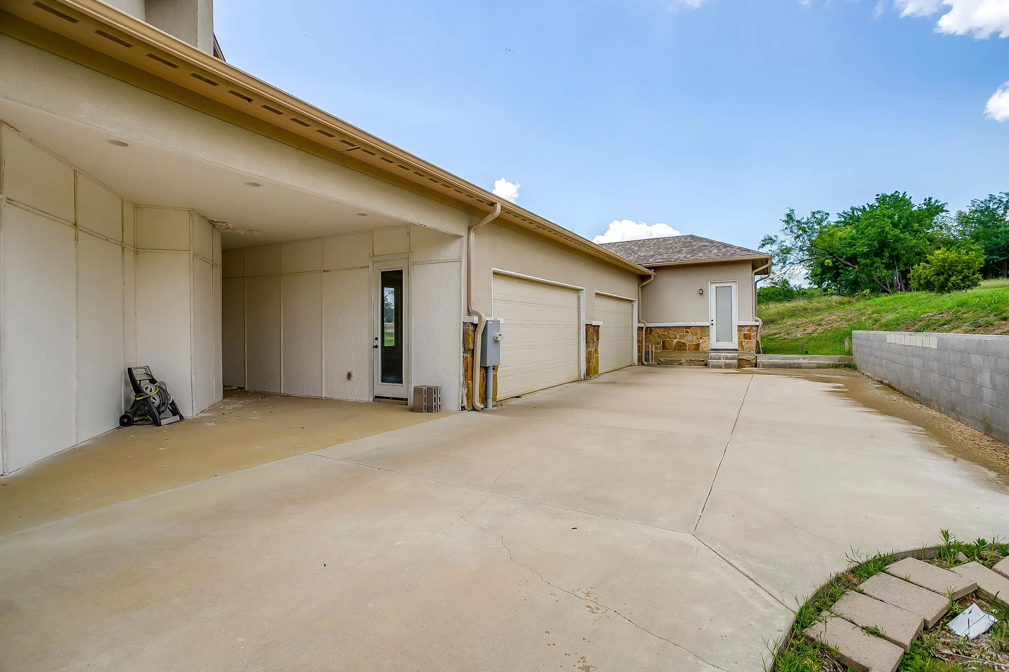 Single Family Residence For Sale in Dallas County , 3124 Koscher Drive, Grand Prairie, Texas 75104, 5 Bedroom, 8 Bathroom, 4 Garage spaces, 6,423 Sqft, built in 2019, mls#21304611, Real Estate Agent in Grand Prairie, Homes For Sale in Dallas county, Homes For Sale in Grand Prairie, Realtor in Grand Prairie Texas, Real Estate Brokerage Independent Realty Texas, Luminita Cordes Realtor