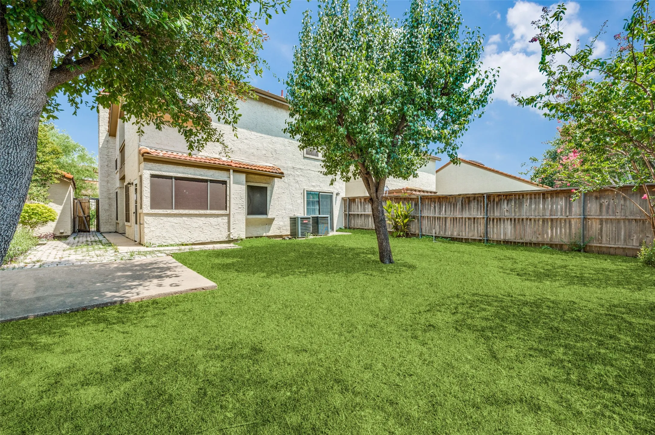 Single Family Residence For Rent in Dallas County , 607 Mission Circle, Irving, Texas 75063, 3 Bedroom, 2 Bathroom, 2 Garage spaces, 1,765 Sqft, built in 1985, Price $2,650, mls#21304842, Real Estate Agent in Irving, Homes For Rent in Dallas county, Homes For Rent in Irving, Realtor in Irving Texas, Real Estate Brokerage Independent Realty Texas, Luminita Cordes Realtor